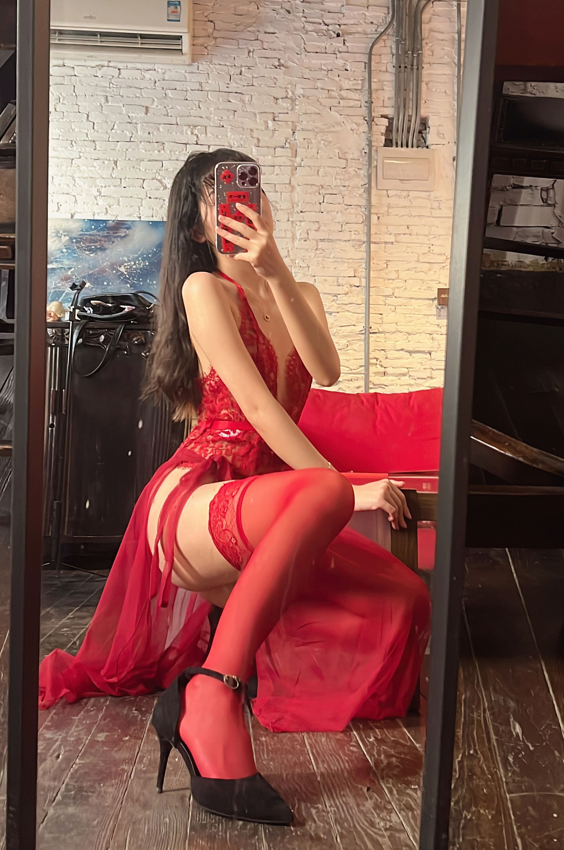 微博人气Coser不呆猫 – 霸气红色人妻 [57P] - 秀人网免费无水印在线套图写真