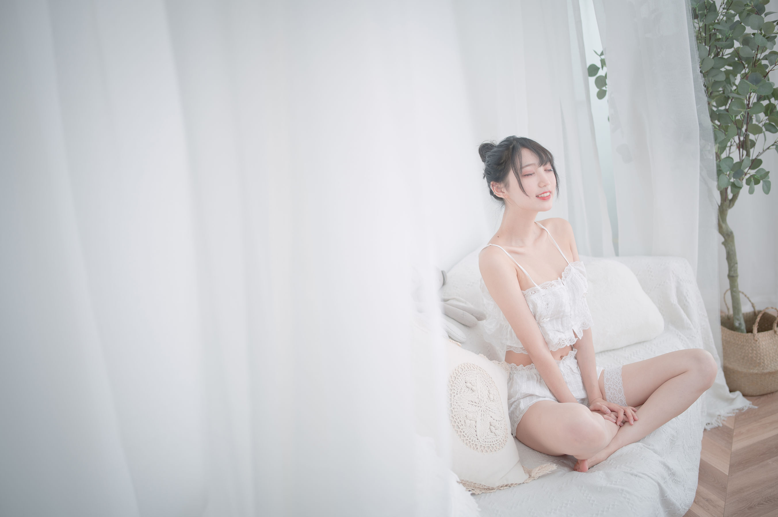 周叽是可爱兔兔 – 白色睡衣 [20P] - 秀人网免费无水印在线套图写真