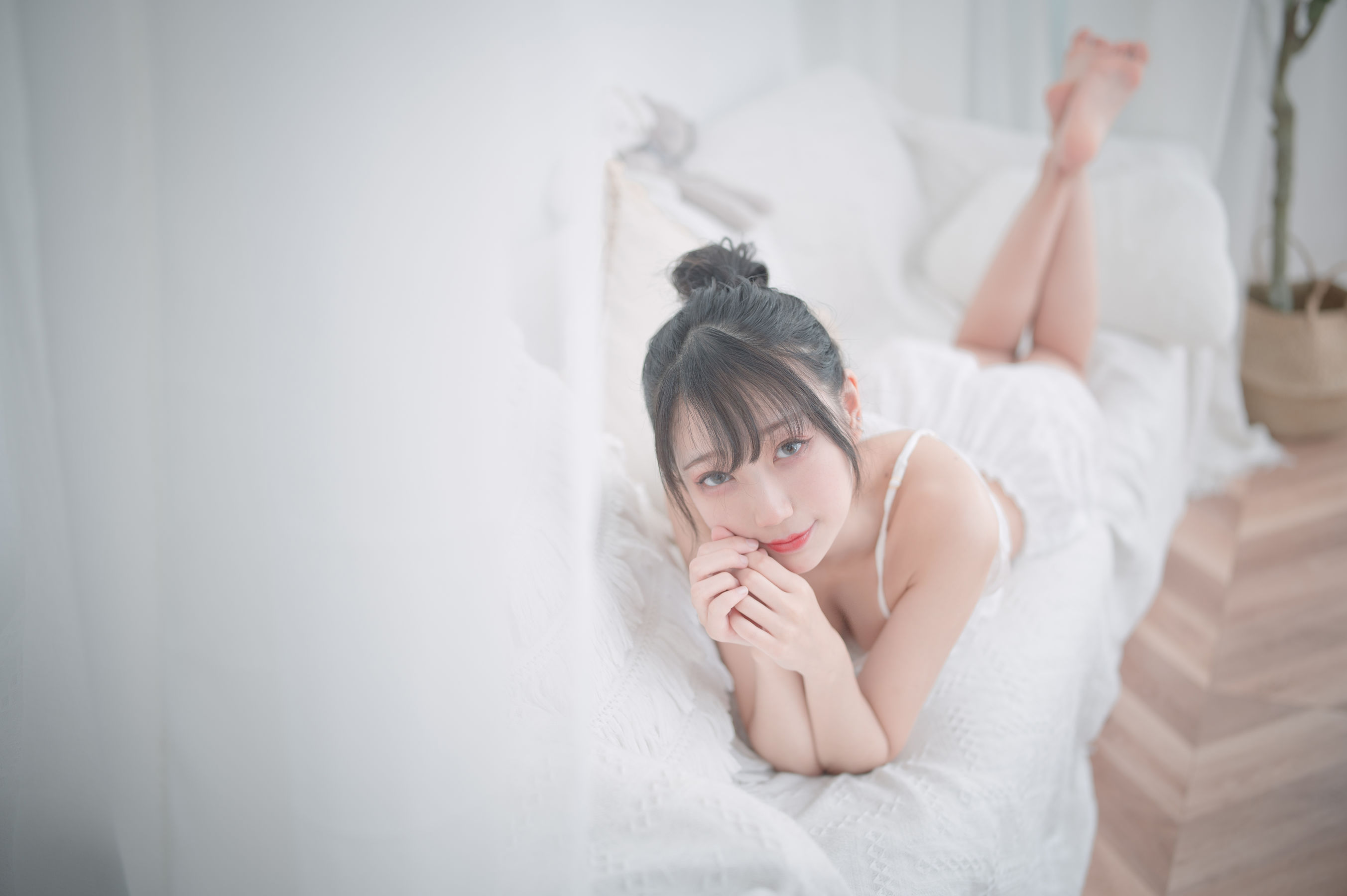 周叽是可爱兔兔 – 白色睡衣 [20P] - 秀人网免费无水印在线套图写真