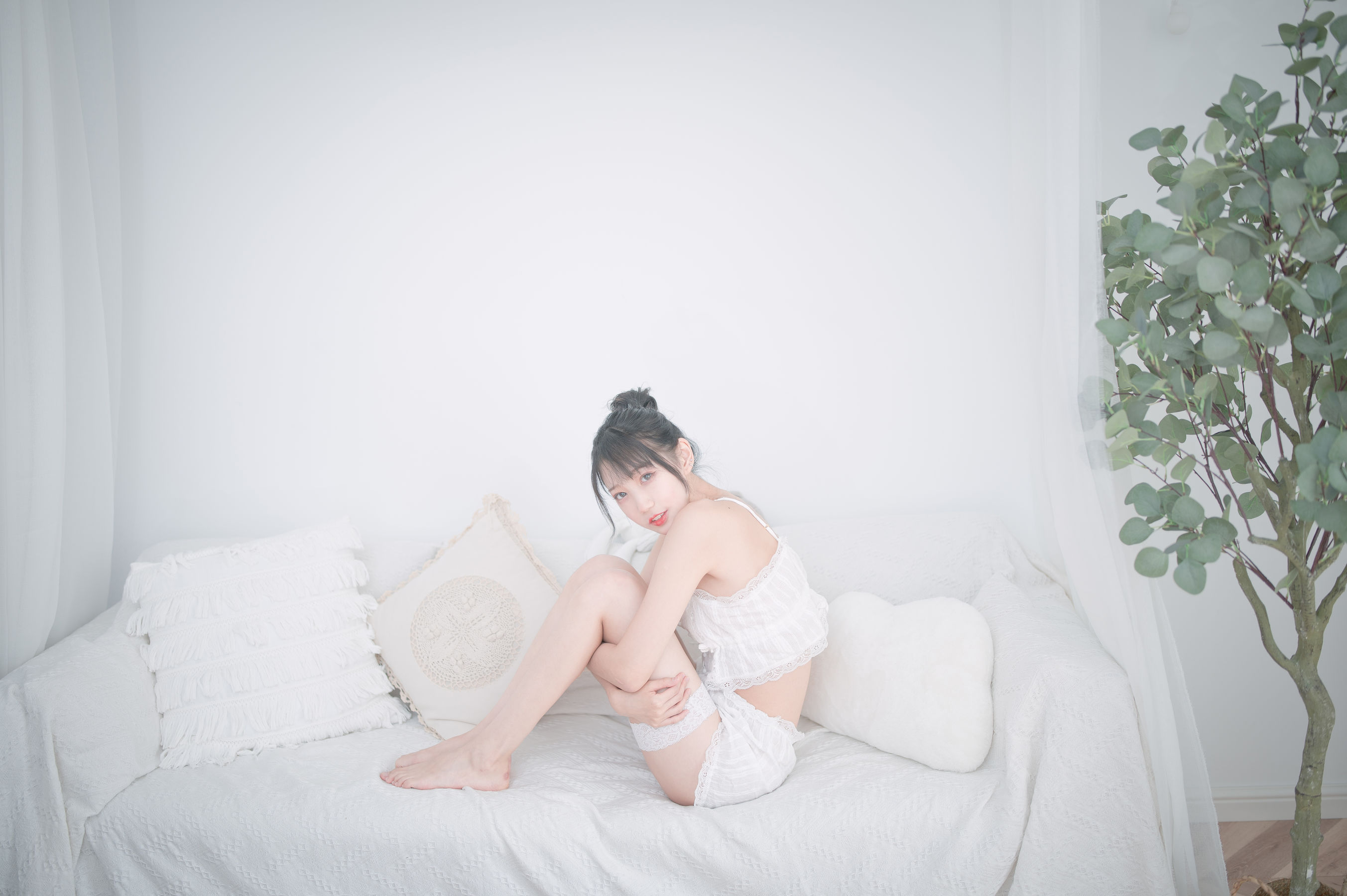 周叽是可爱兔兔 – 白色睡衣 [20P] - 秀人网免费无水印在线套图写真