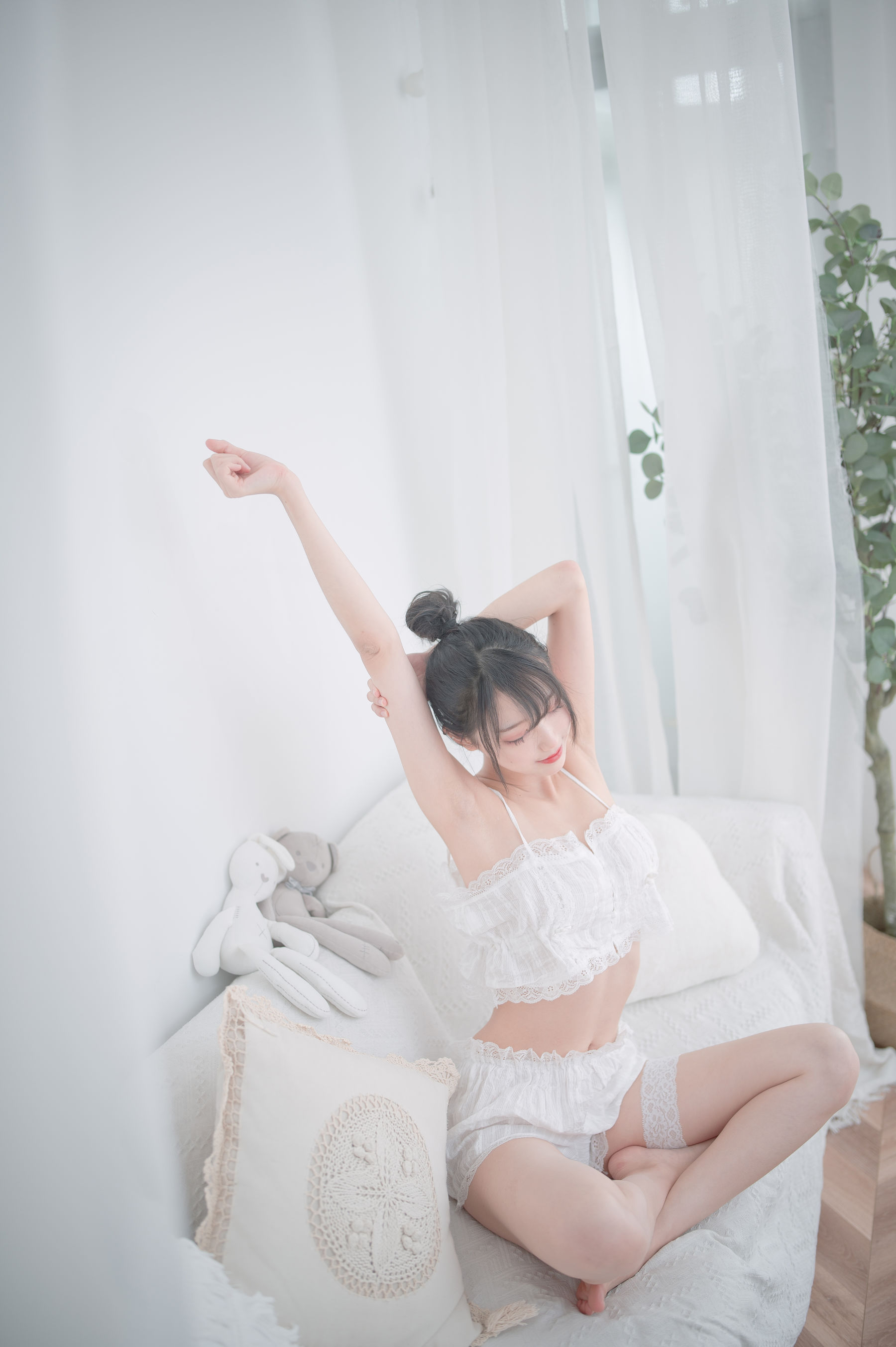 周叽是可爱兔兔 – 白色睡衣 [20P] - 秀人网免费无水印在线套图写真