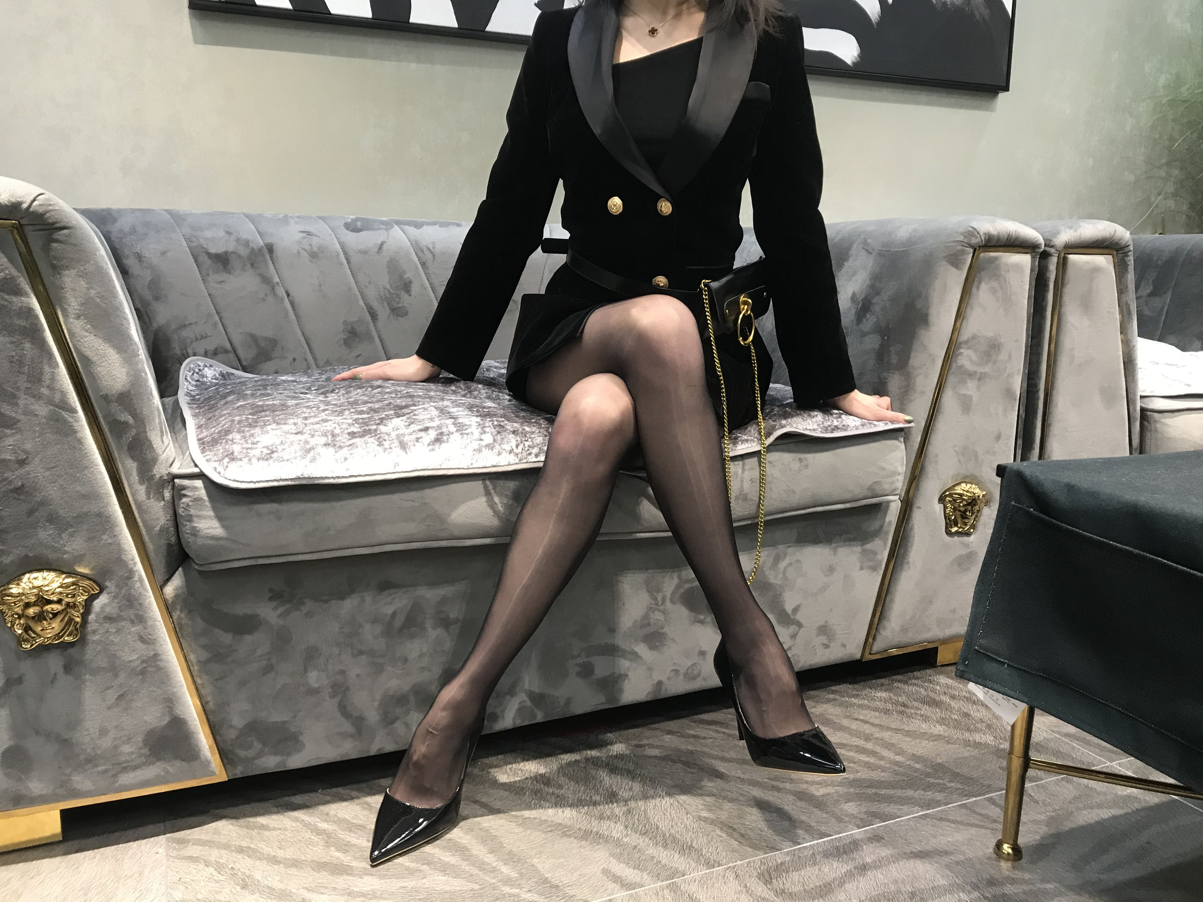 丝足博主麋鹿_Monroe 2020.03.15 会所黑丝 [18P] - 秀人网免费无水印在线套图写真