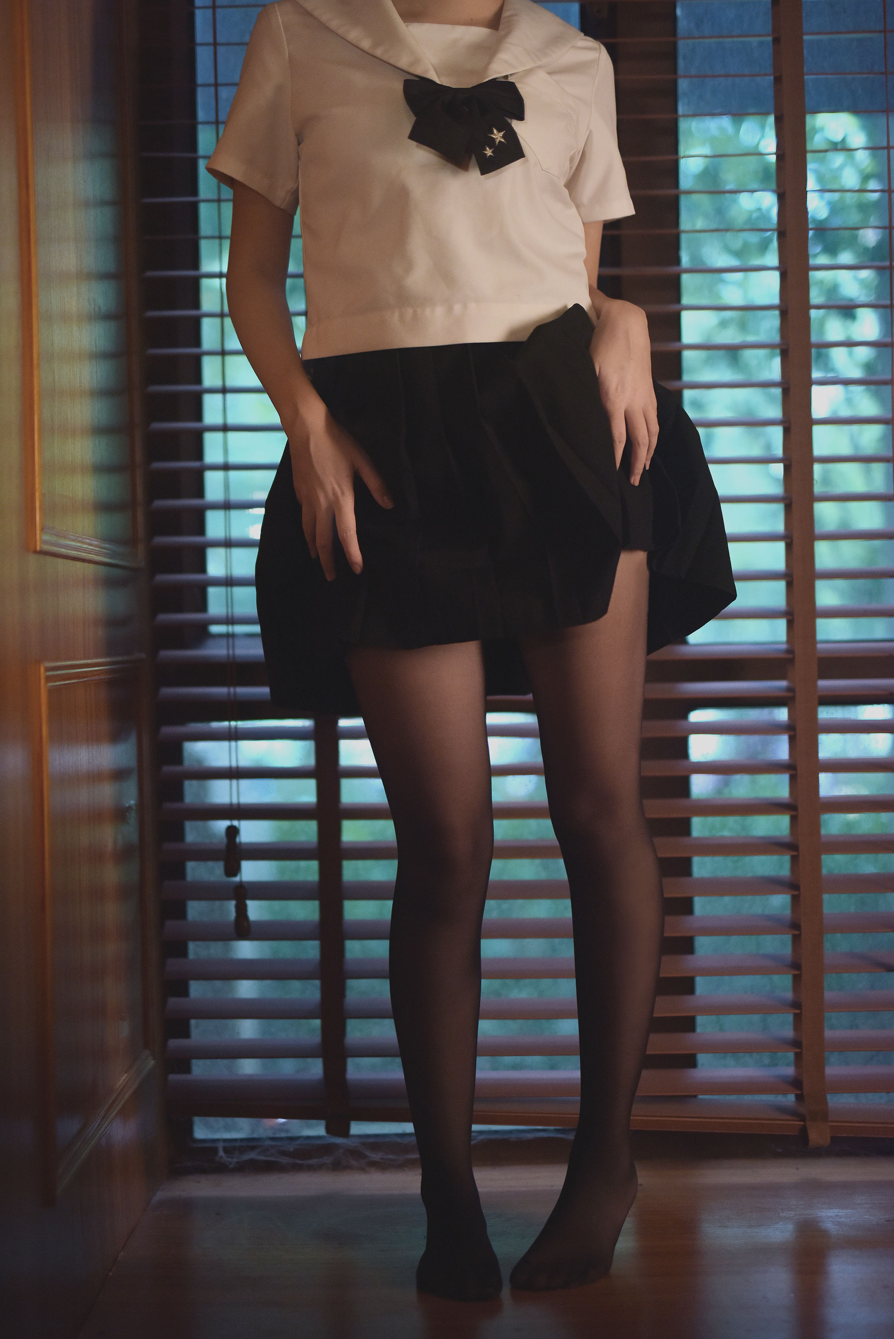 [Cosplay写真] 人气Coser二佐Nisa – 黑丝JK私房 [9P] - 秀人网免费无水印在线套图写真