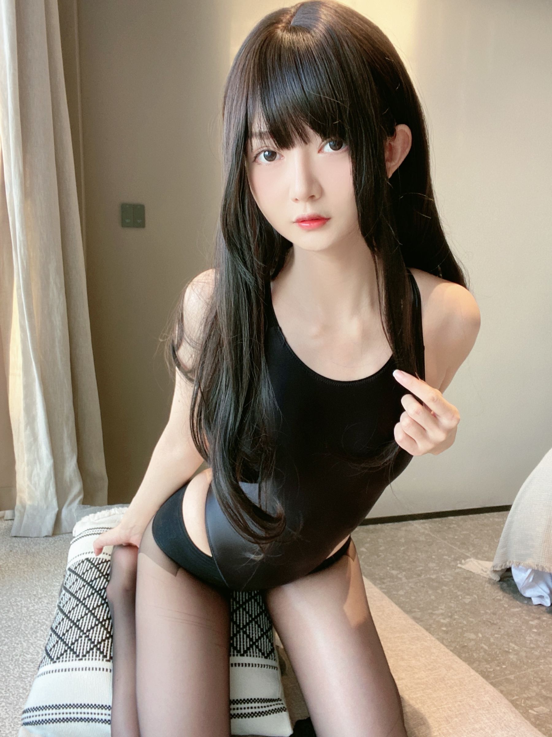 51酱 – 黑红泳装 [72P] - 秀人网免费无水印在线套图写真