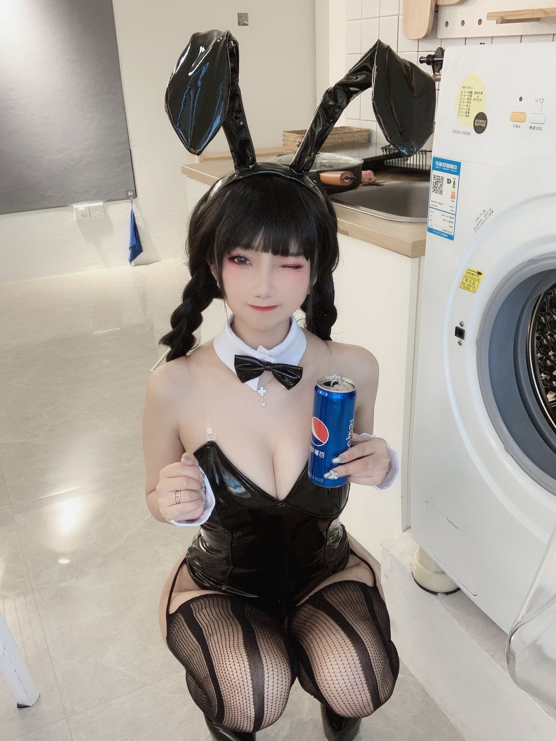 白嫩美少女鬼畜瑶 – 黑色兔女郎 [40P] - 秀人网免费无水印在线套图写真