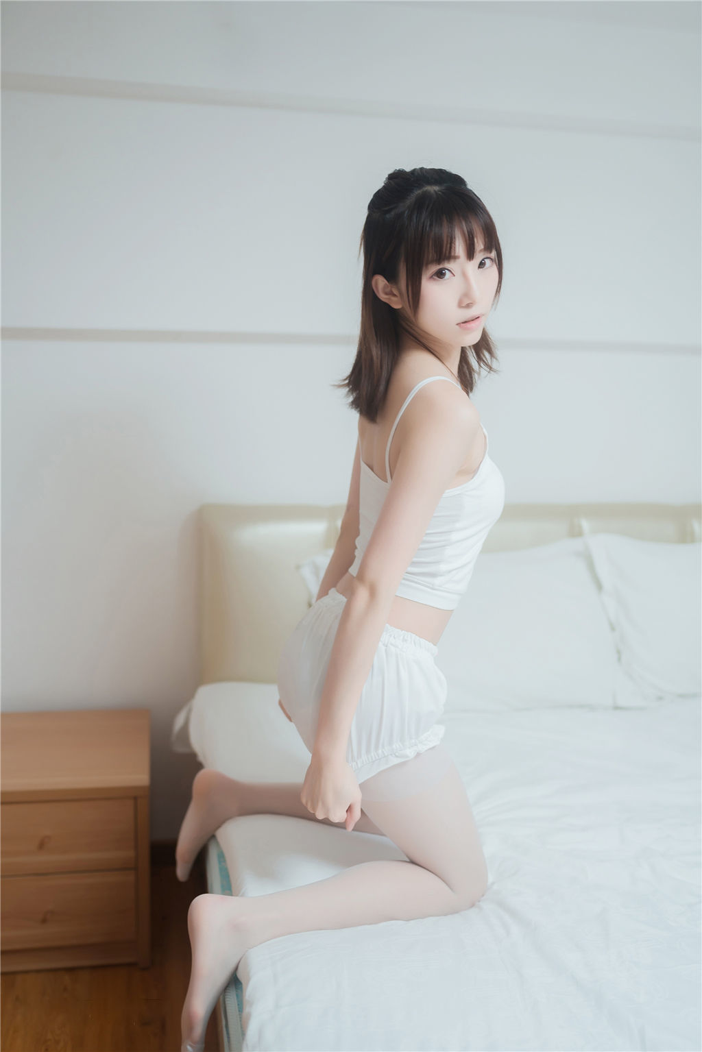 动漫博主Kitaro_绮太郎 – 白丝套装 [42P] - 秀人网免费无水印在线套图写真