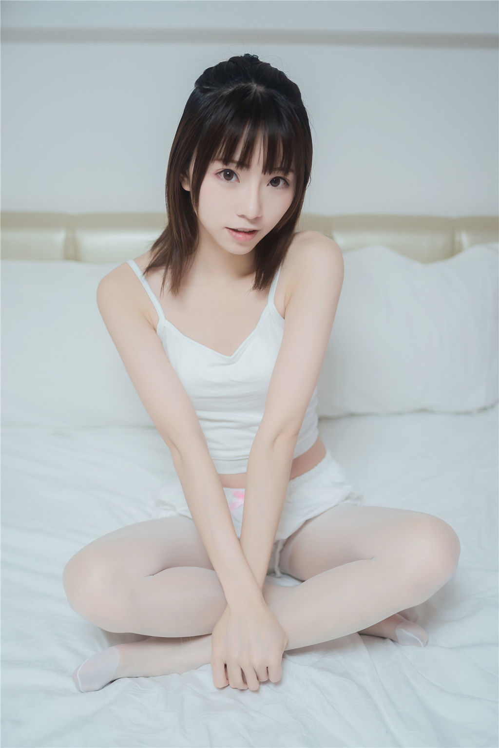 动漫博主Kitaro_绮太郎 – 白丝套装 [42P] - 秀人网免费无水印在线套图写真