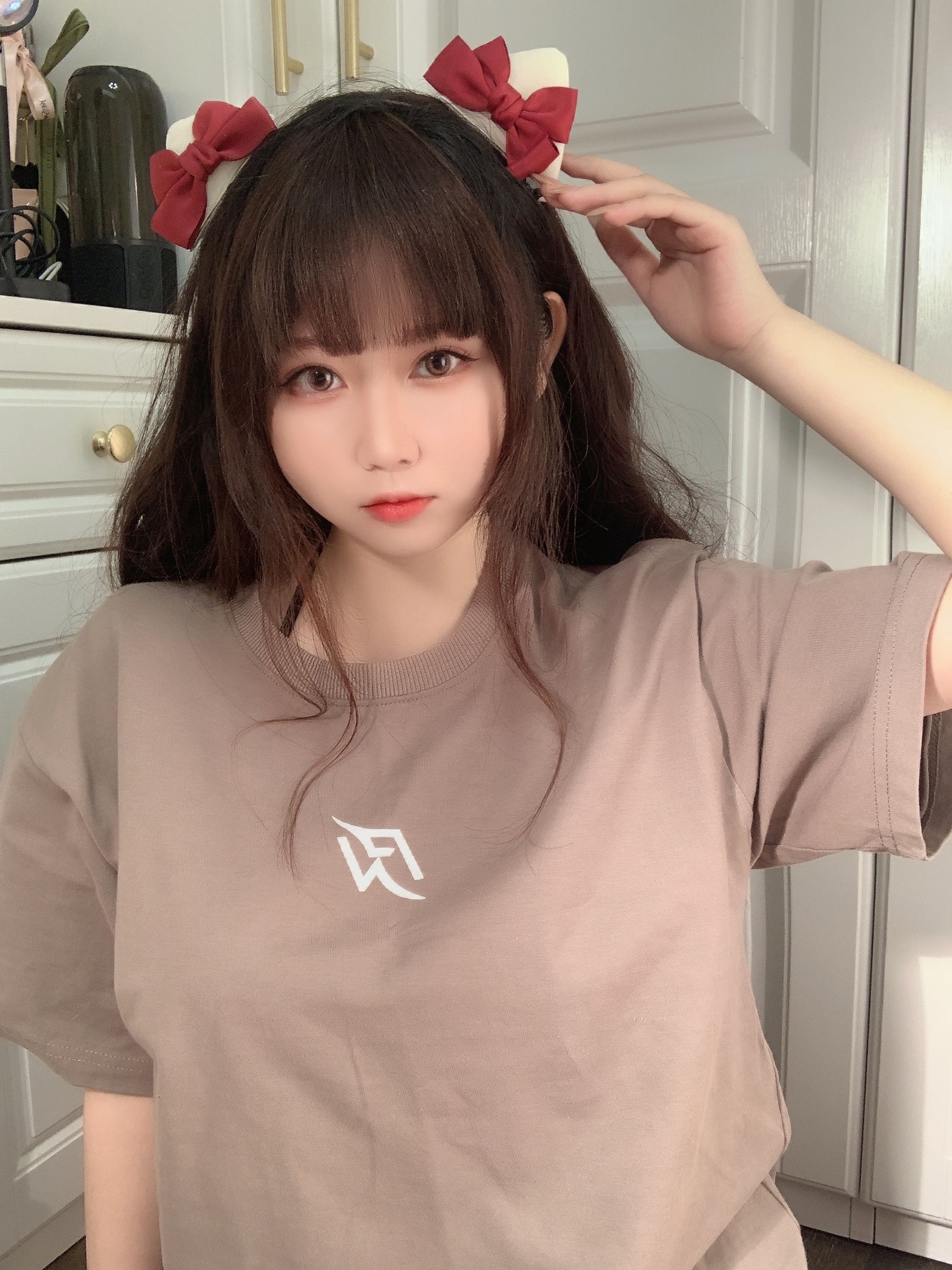 蜜桃少女是依酱呀 – T恤底下 [31P] - 秀人网免费无水印在线套图写真