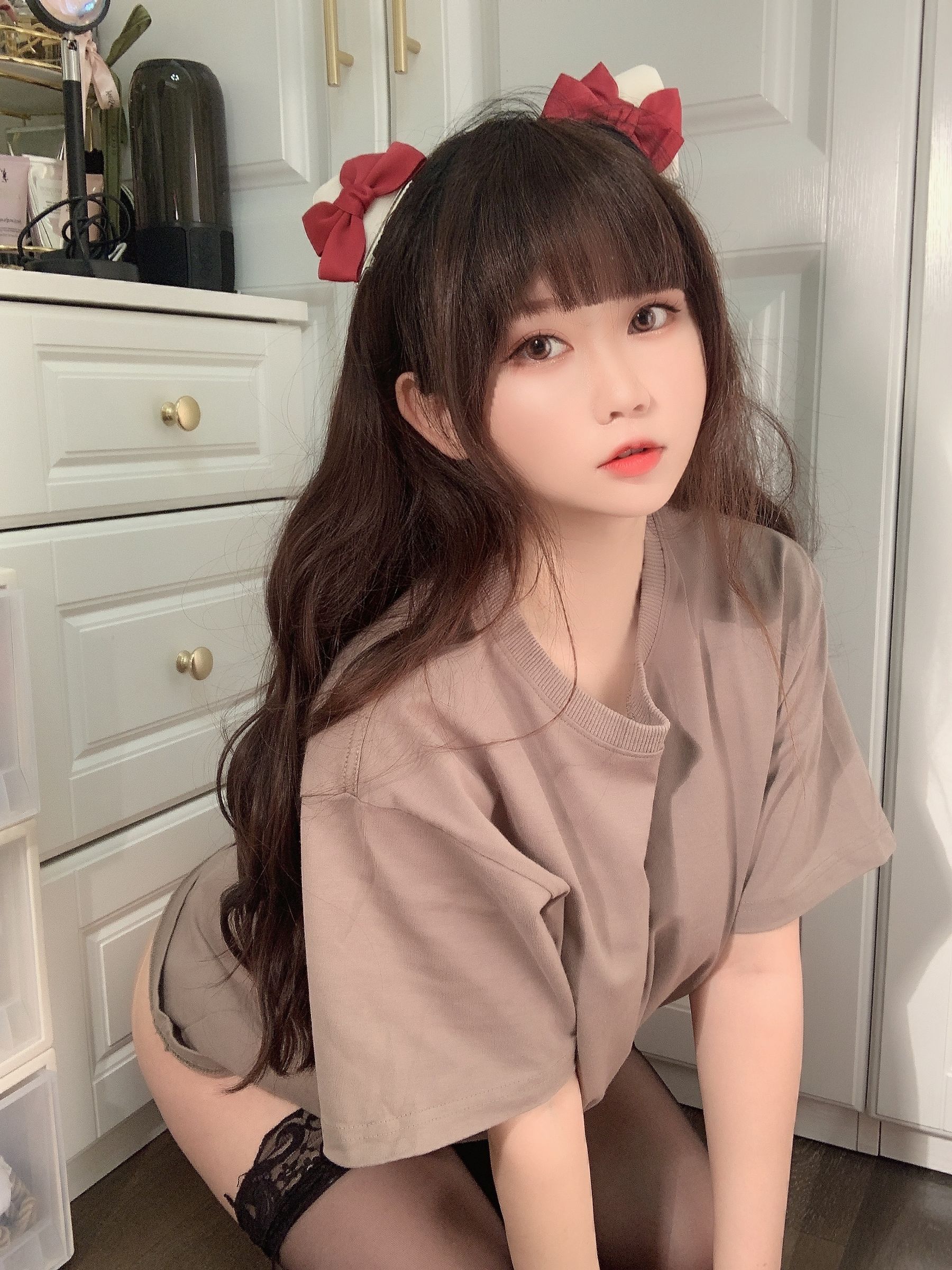 蜜桃少女是依酱呀 – T恤底下 [31P] - 秀人网免费无水印在线套图写真