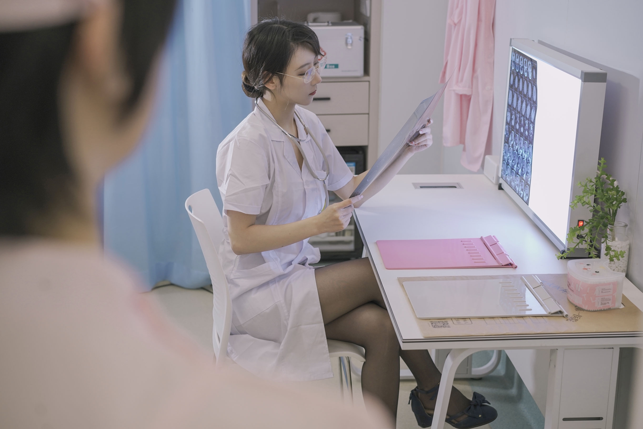 云溪溪&奶桃桃 N47医护 [80P] - 秀人网免费无水印在线套图写真