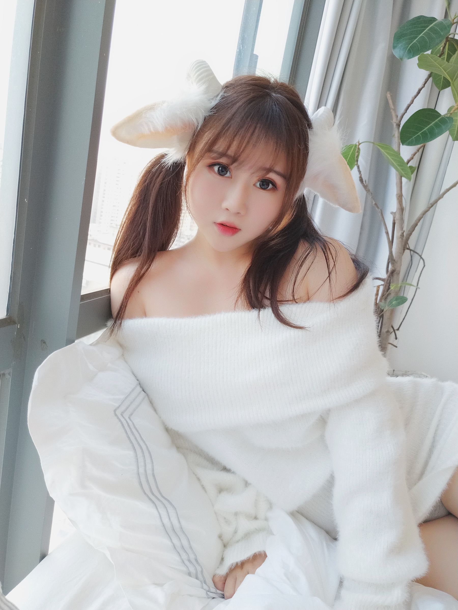 蜜桃少女是依酱呀 羊咩咩 [32P] - 秀人网免费无水印在线套图写真