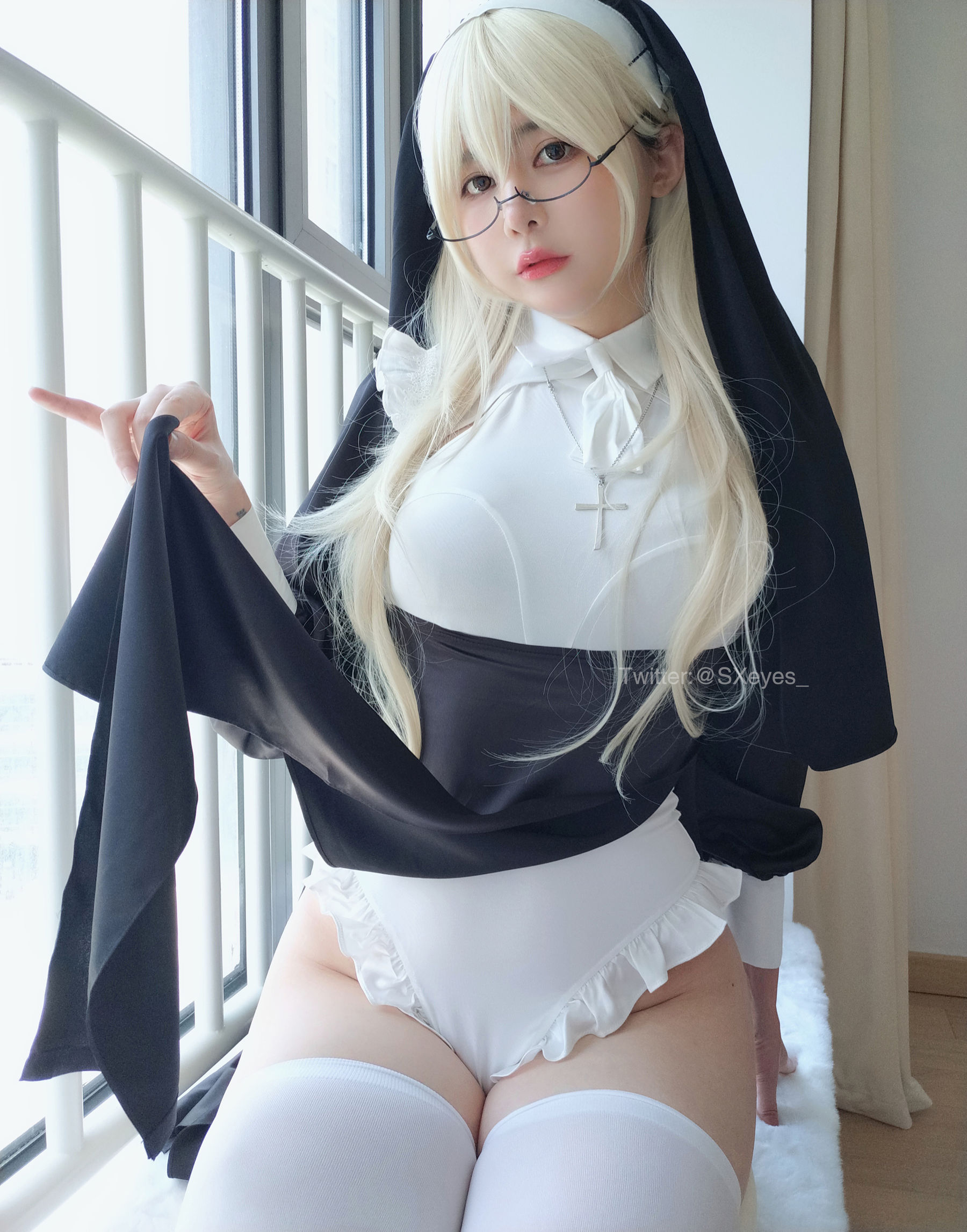 萌妹子眼酱大魔王w – 修女 [34P] - 秀人网免费无水印在线套图写真