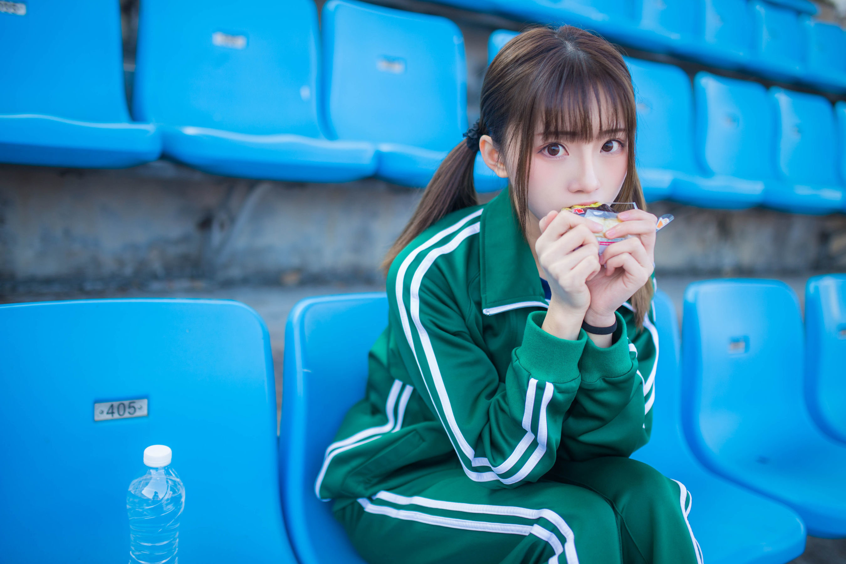 动漫博主Kitaro_绮太郎 绿色运动服女孩 [18P] - 秀人网免费无水印在线套图写真