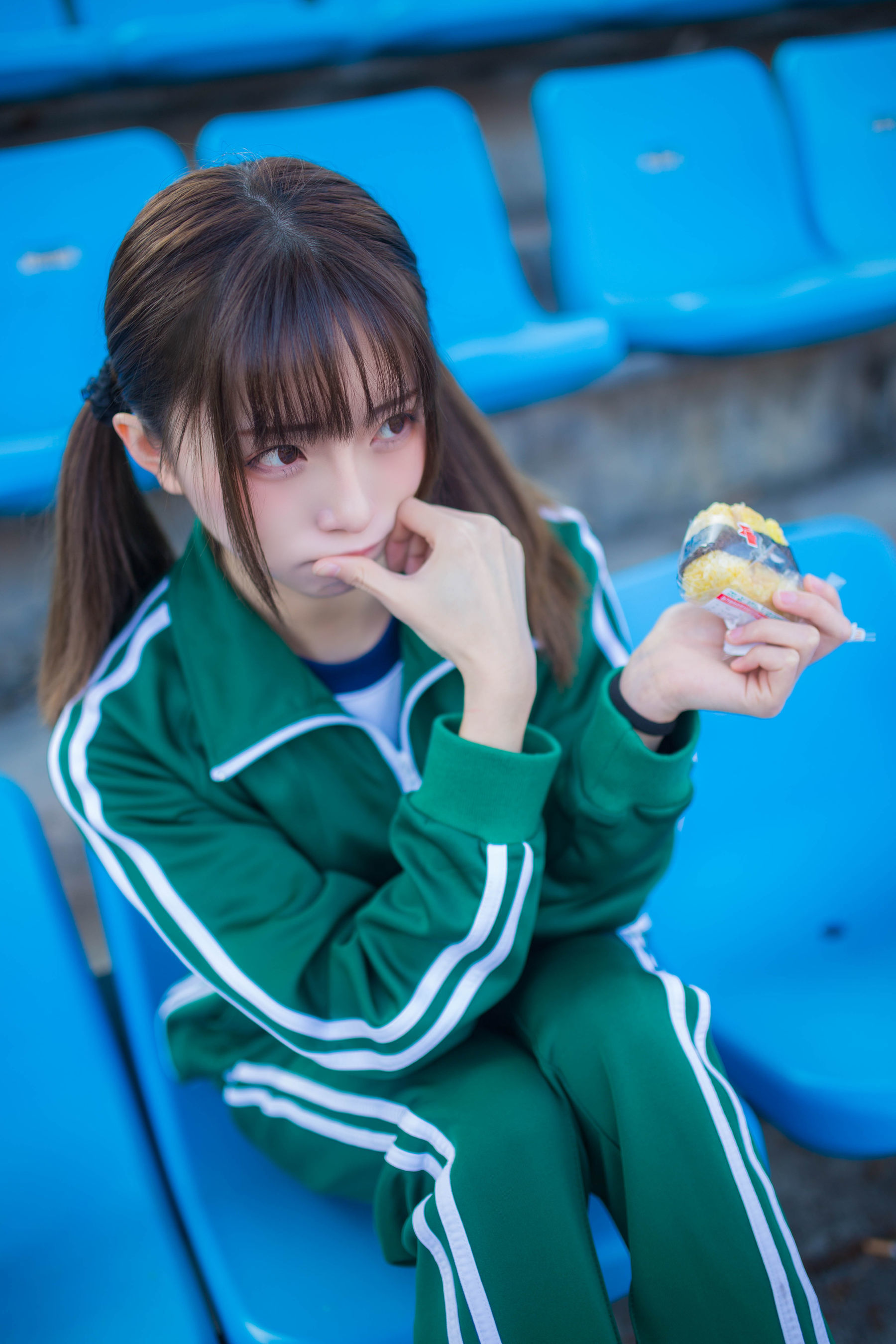 动漫博主Kitaro_绮太郎 绿色运动服女孩 [18P] - 秀人网免费无水印在线套图写真