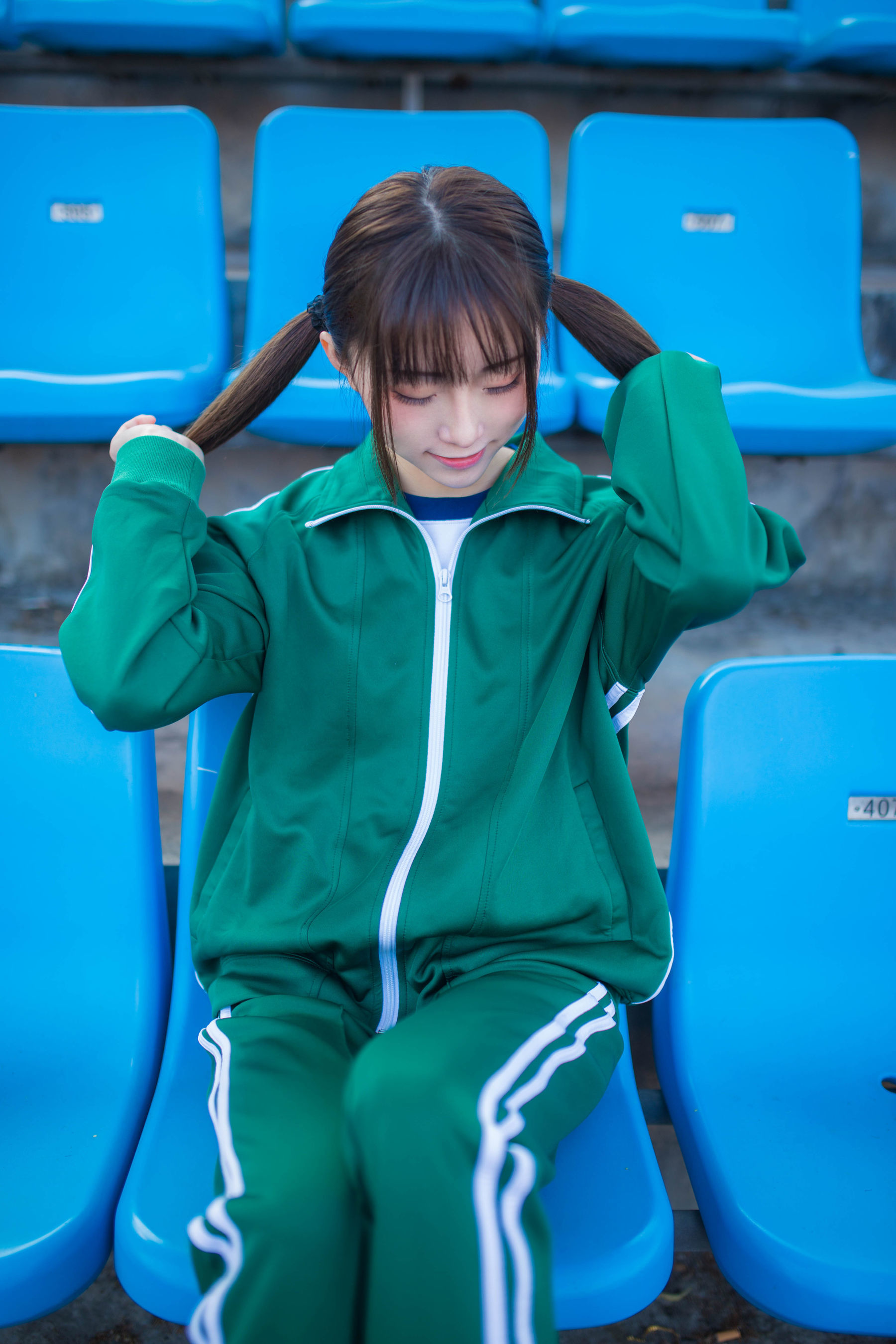 动漫博主Kitaro_绮太郎 绿色运动服女孩 [18P] - 秀人网免费无水印在线套图写真