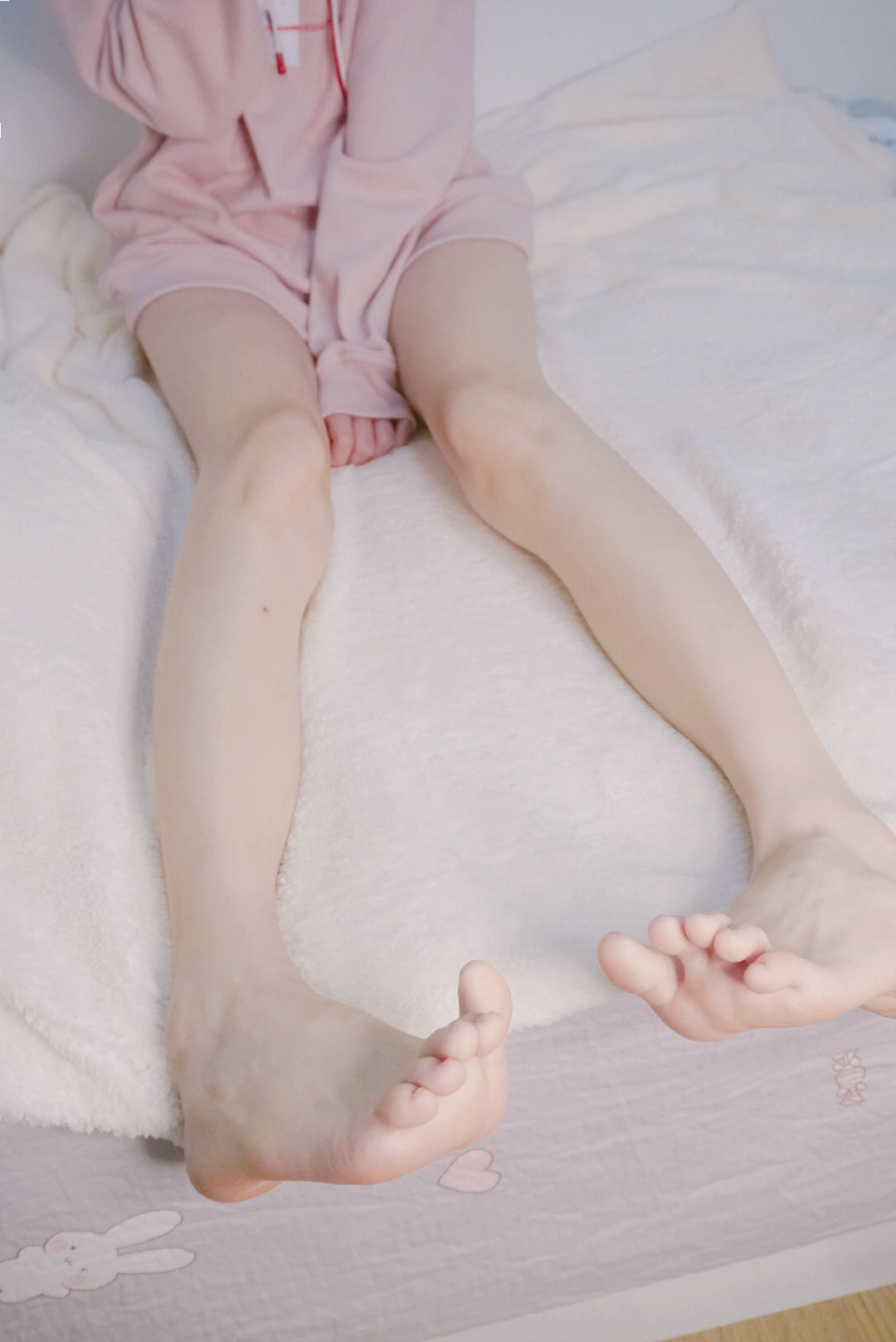 萌妹子眼酱大魔王w – 裸足 [17P] - 秀人网免费无水印在线套图写真