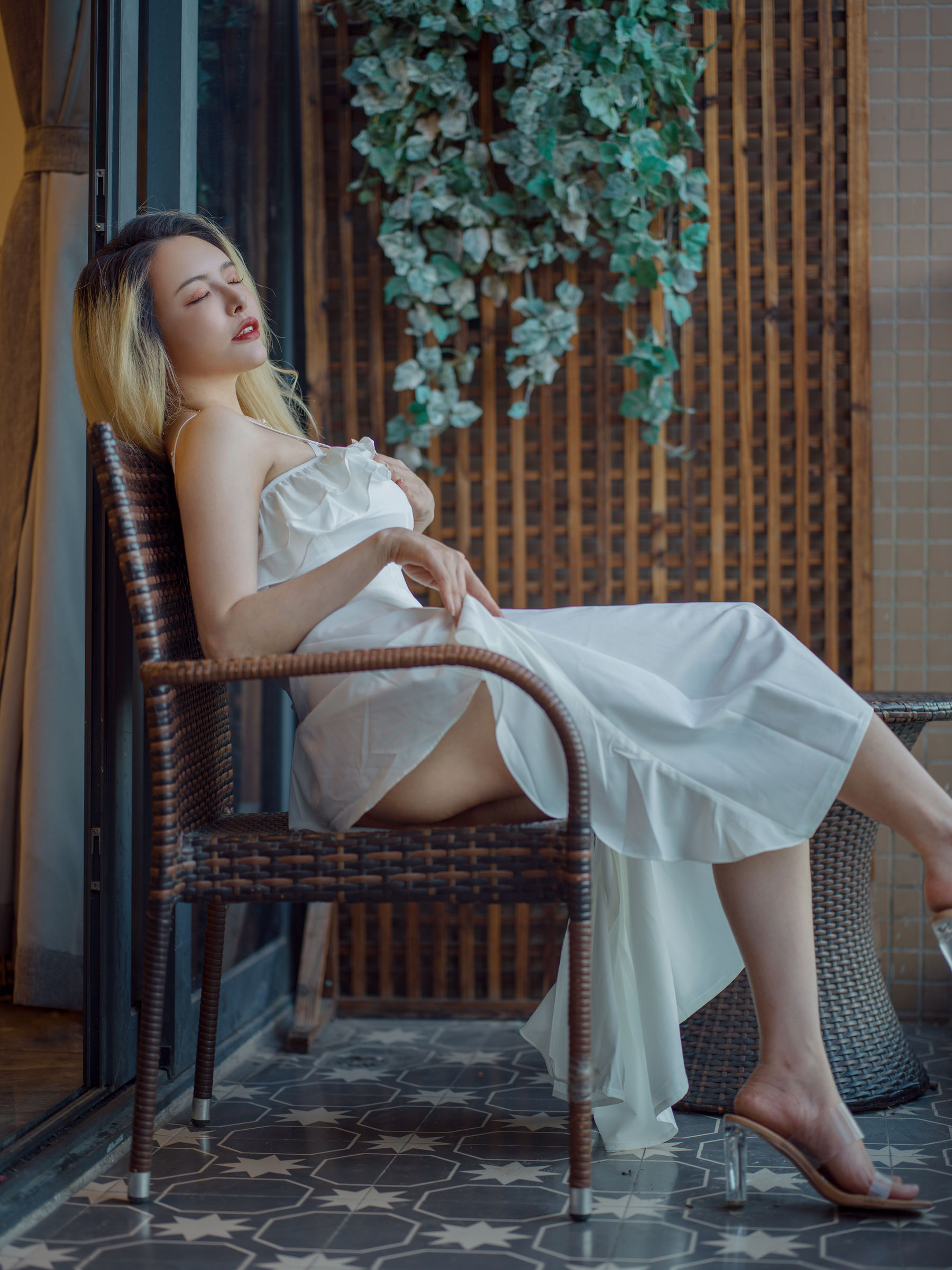 秋和柯基(夏小秋秋秋) – 白色连衣裙 [40P] - 秀人网免费无水印在线套图写真