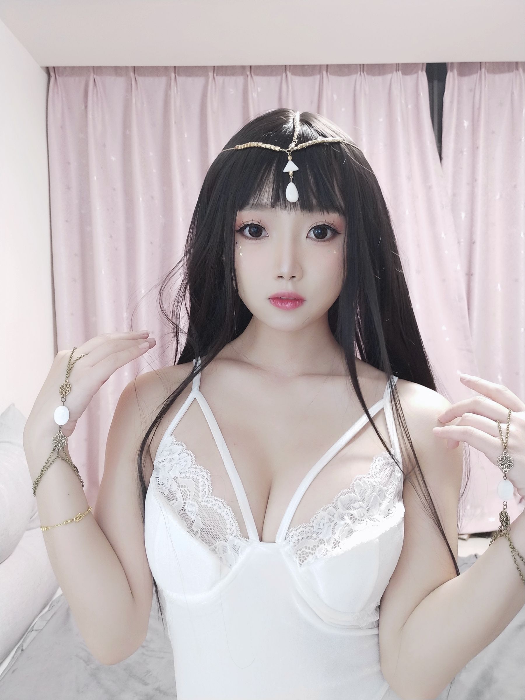 白嫩美少女鬼畜瑶 – 白色埃及瑶 [45P] - 秀人网免费无水印在线套图写真