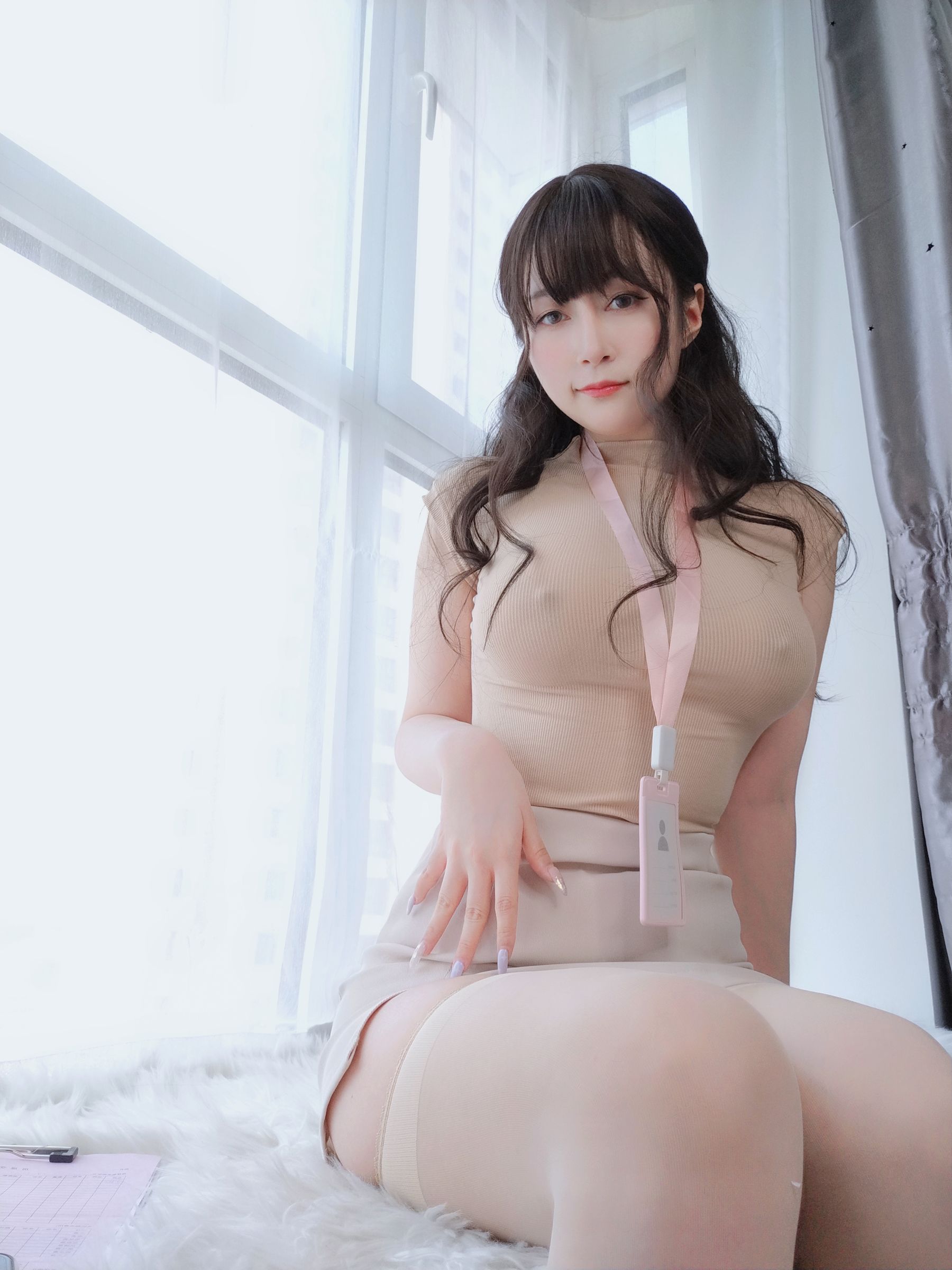 Coser小姐姐白银 – 仕事中の後輩 [22P] - 秀人网免费无水印在线套图写真