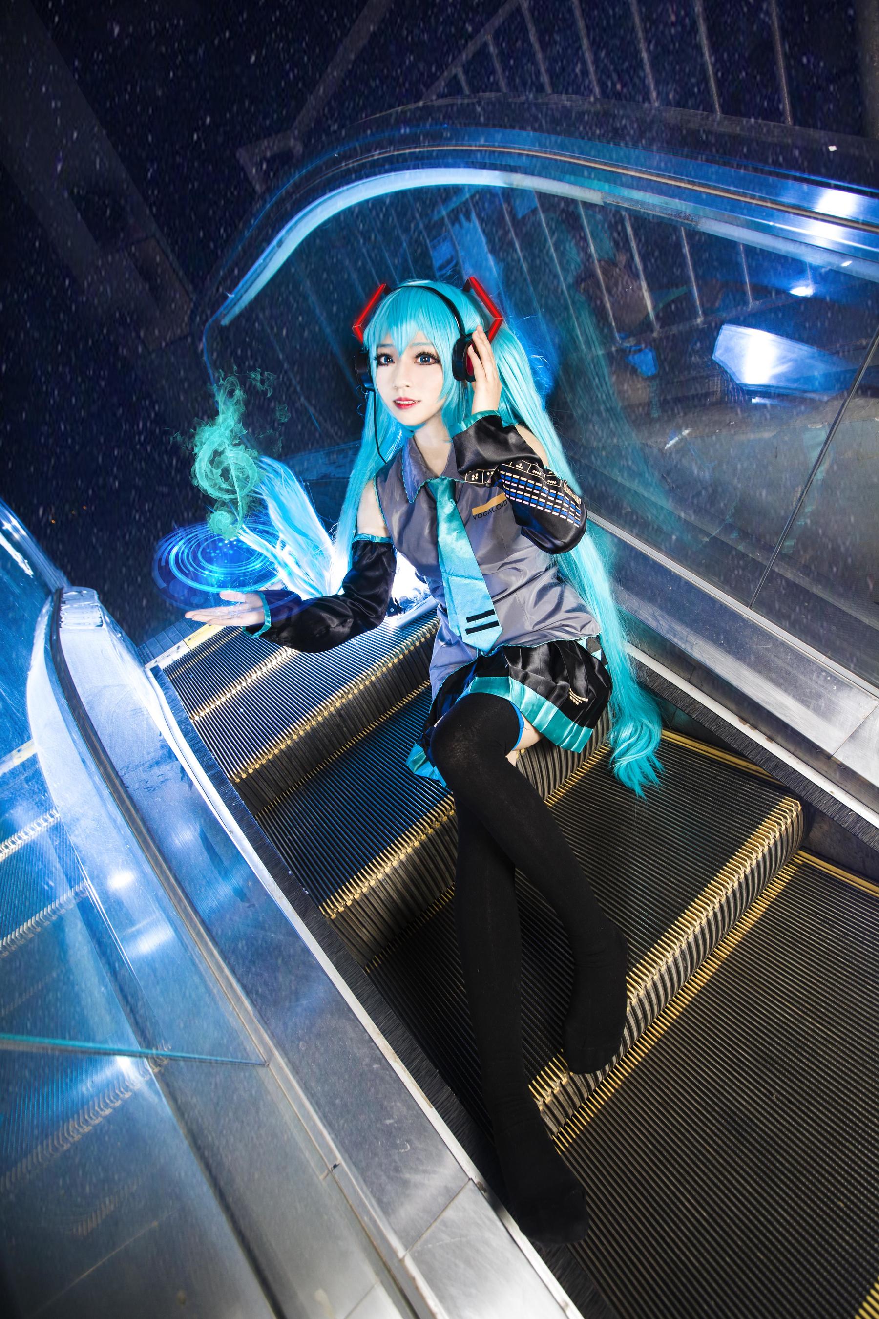 [Cosplay写真] 萌妹白易子教主 – VOCALOID [8P] - 秀人网免费无水印在线套图写真