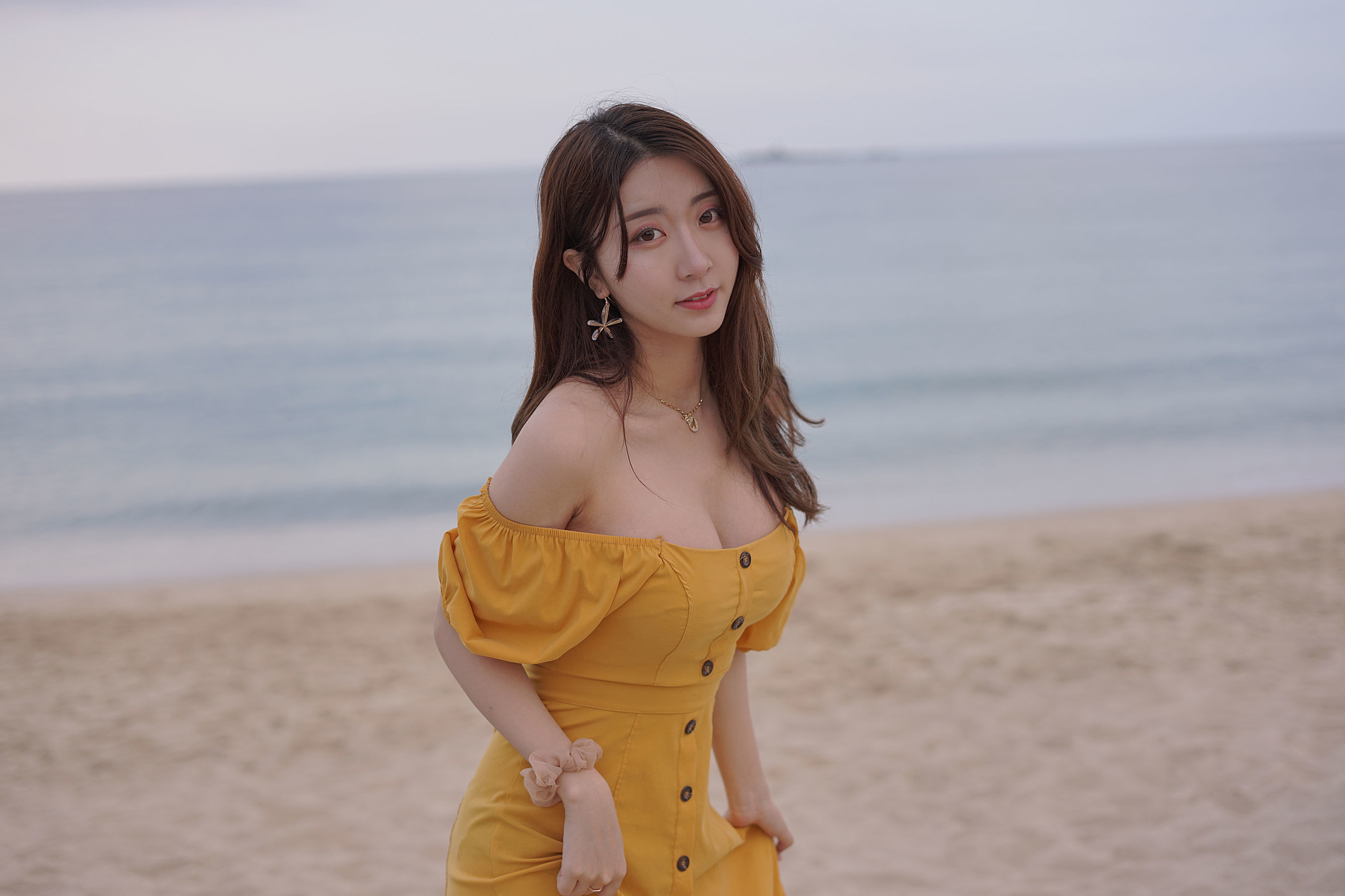 人气Coser黑川 – 海岛之旅 黄色连衣裙 [19P] - 秀人网免费无水印在线套图写真