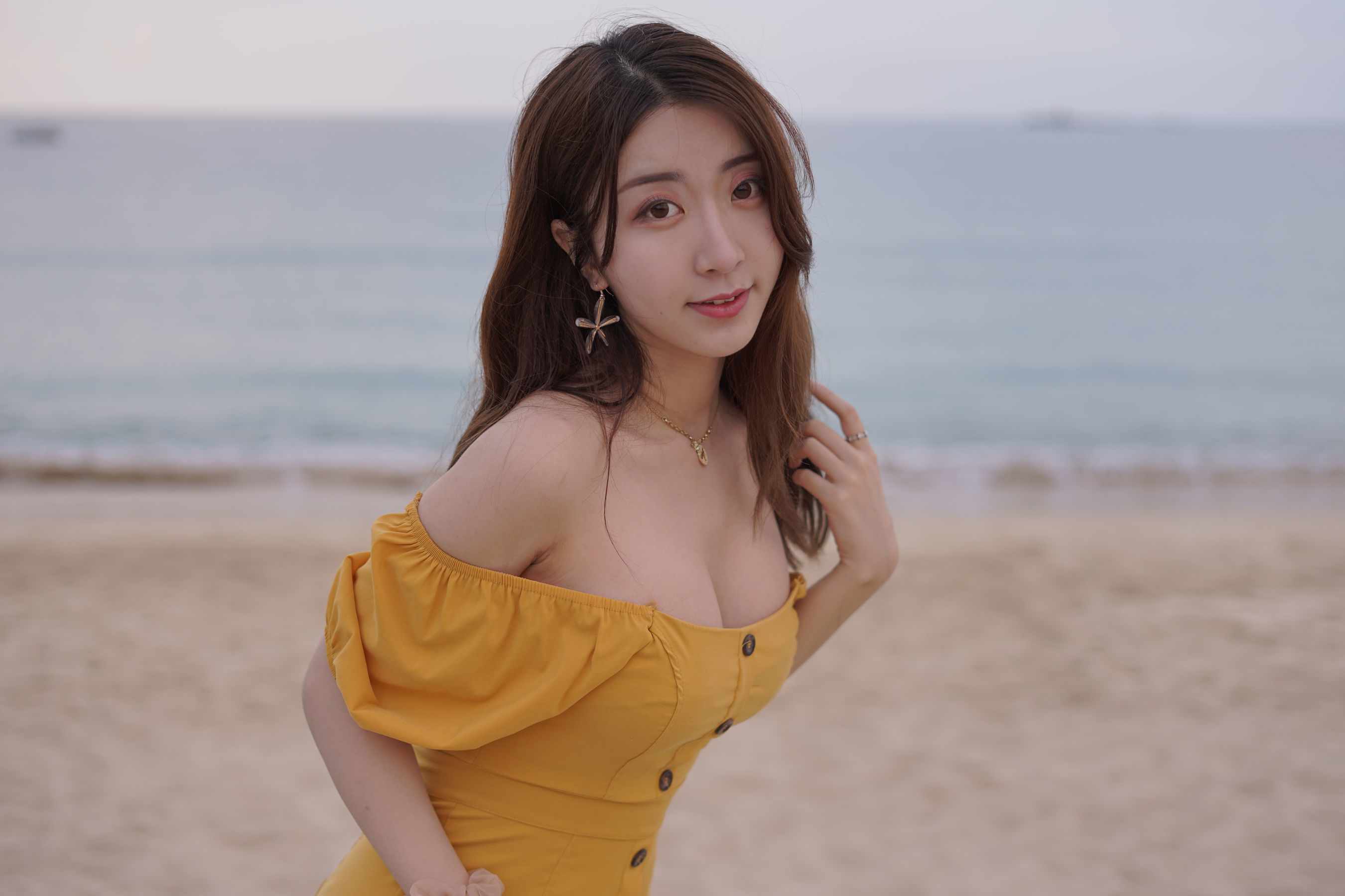 人气Coser黑川 – 海岛之旅 黄色连衣裙 [19P] - 秀人网免费无水印在线套图写真