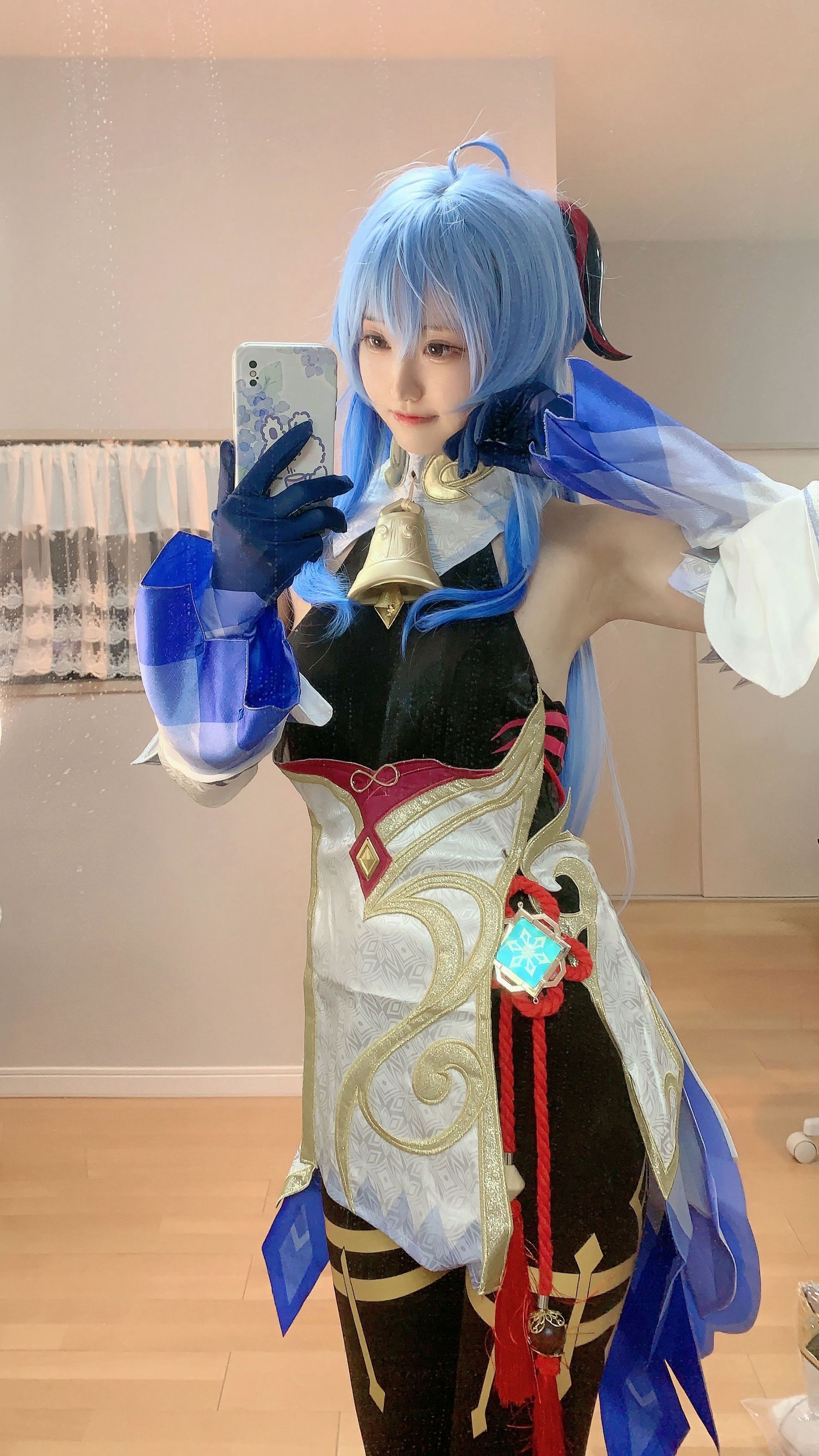 千阳(ちよ) – 甘雨对镜拍 [13P] - 秀人网免费无水印在线套图写真