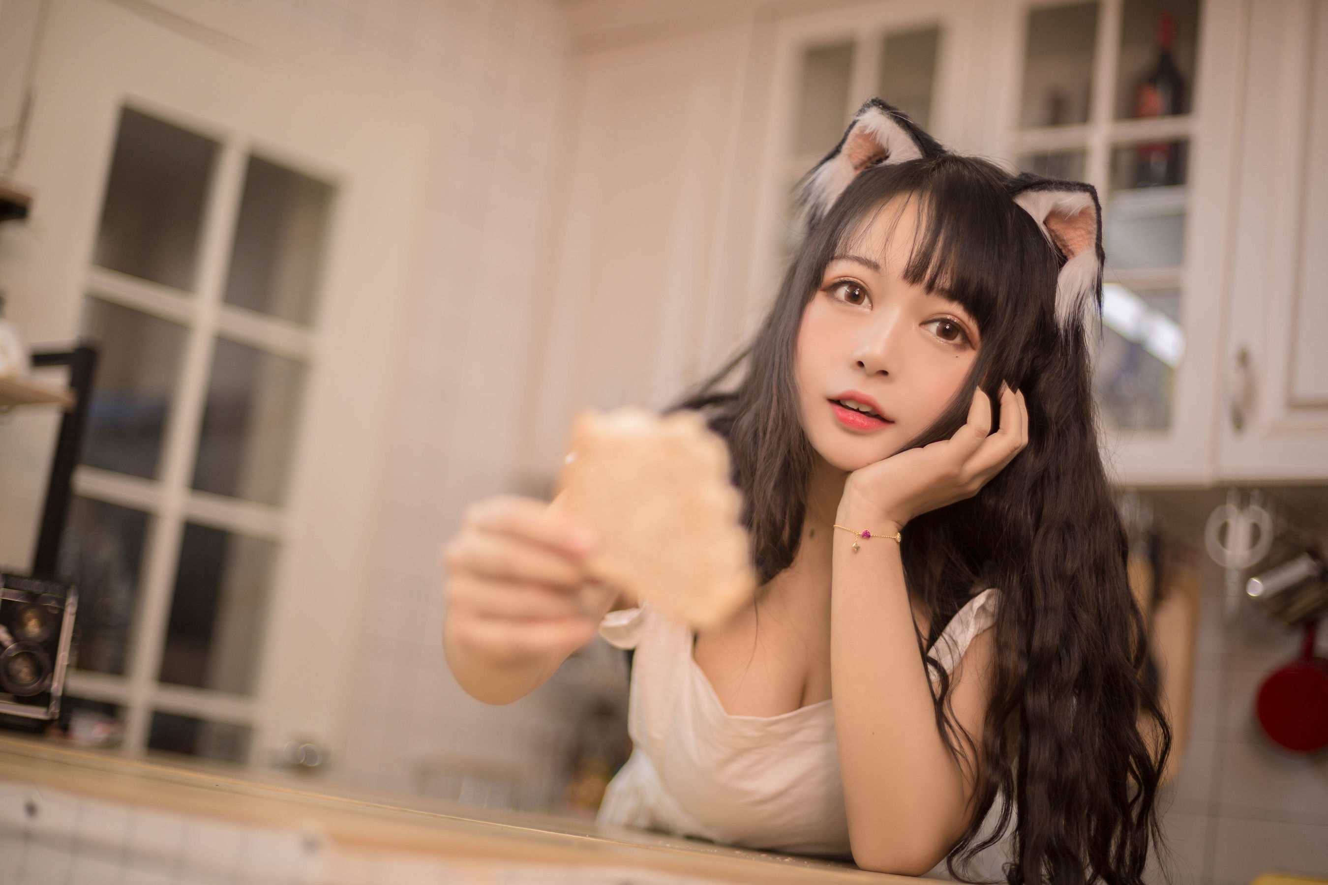 大眼萌妹黑猫猫OvO 厨房 [11P] - 秀人网免费无水印在线套图写真