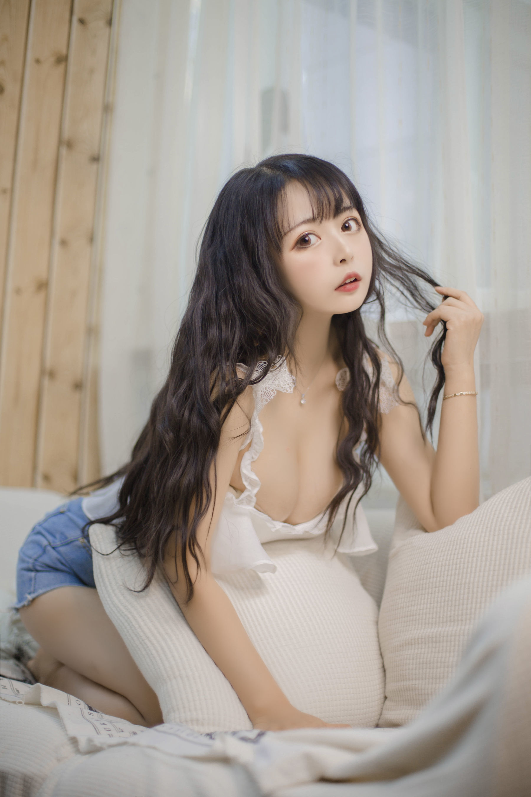 大眼萌妹黑猫猫OvO 客厅 [16P] - 秀人网免费无水印在线套图写真