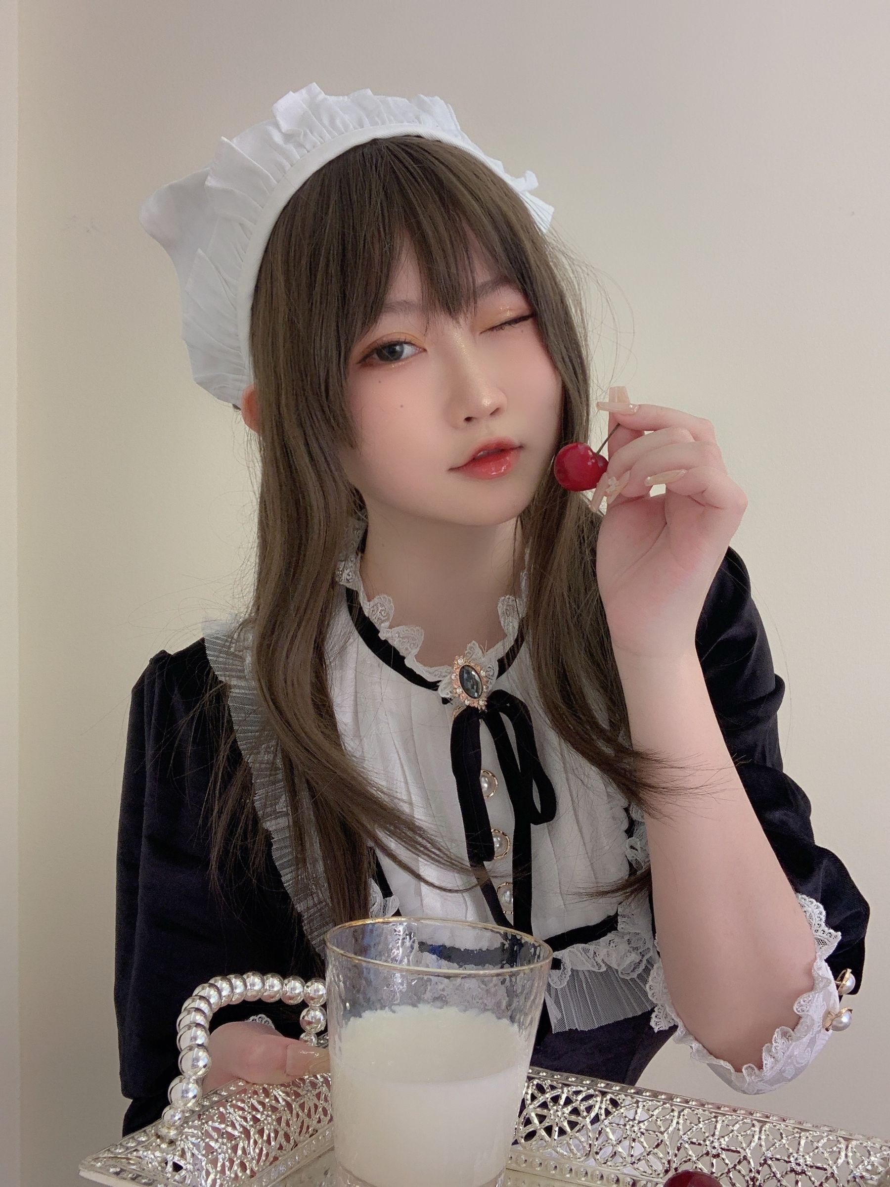 蜜桃少女是依酱呀 – 女仆馆长 [50P] - 秀人网免费无水印在线套图写真