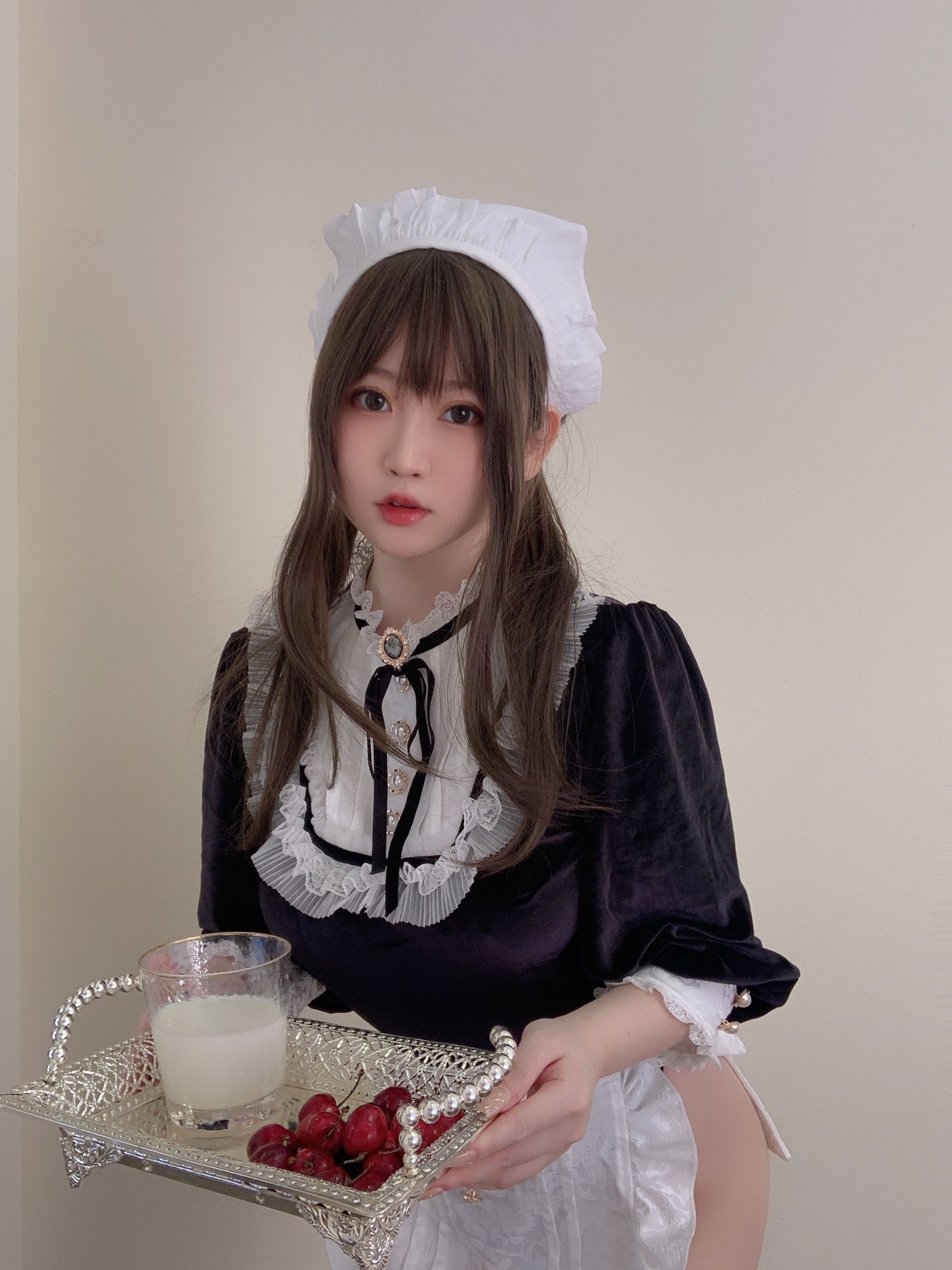 蜜桃少女是依酱呀 – 女仆馆长 [50P] - 秀人网免费无水印在线套图写真