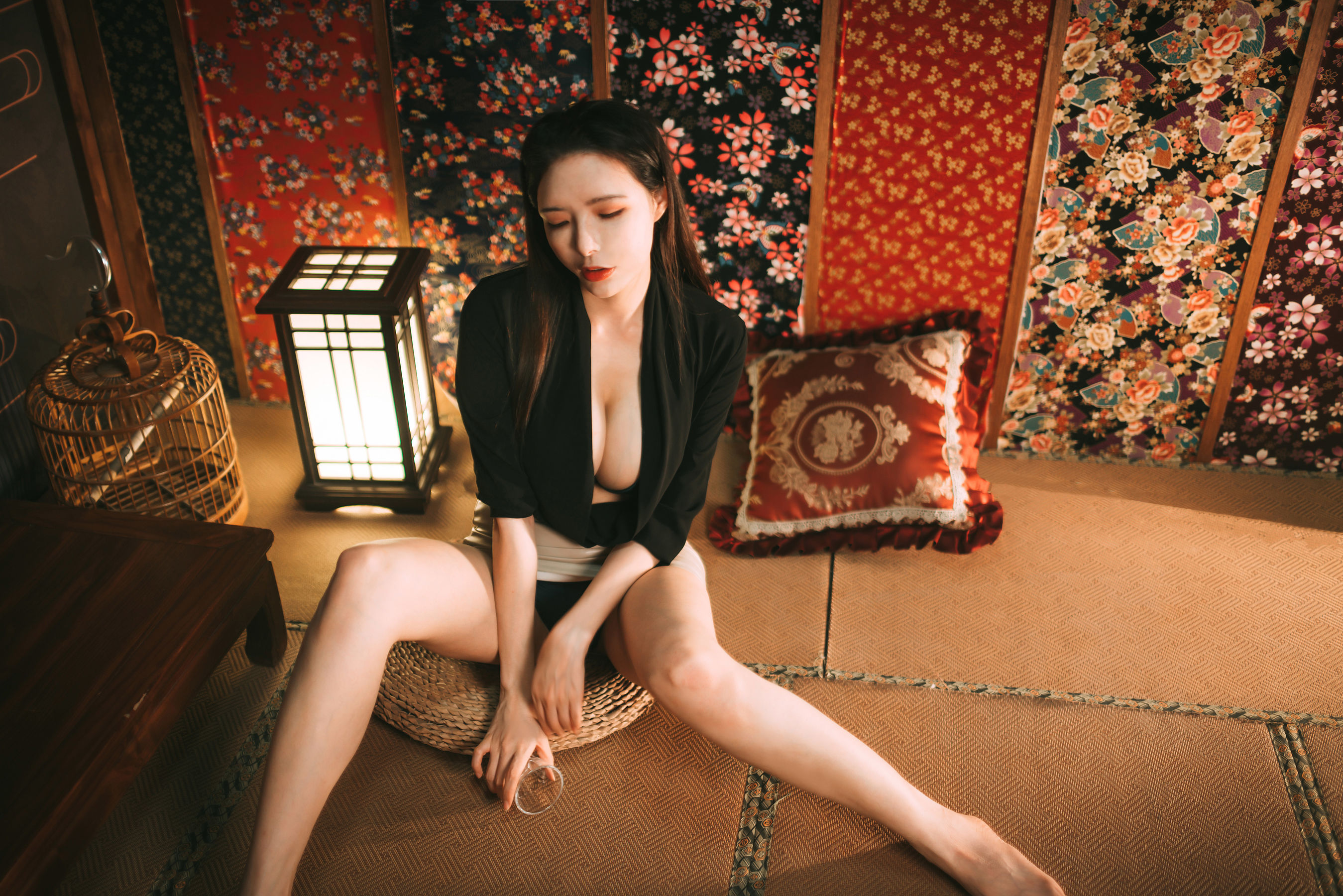 秋和柯基(夏小秋秋秋) – 酒醉的蝴蝶 [48P] - 秀人网免费无水印在线套图写真