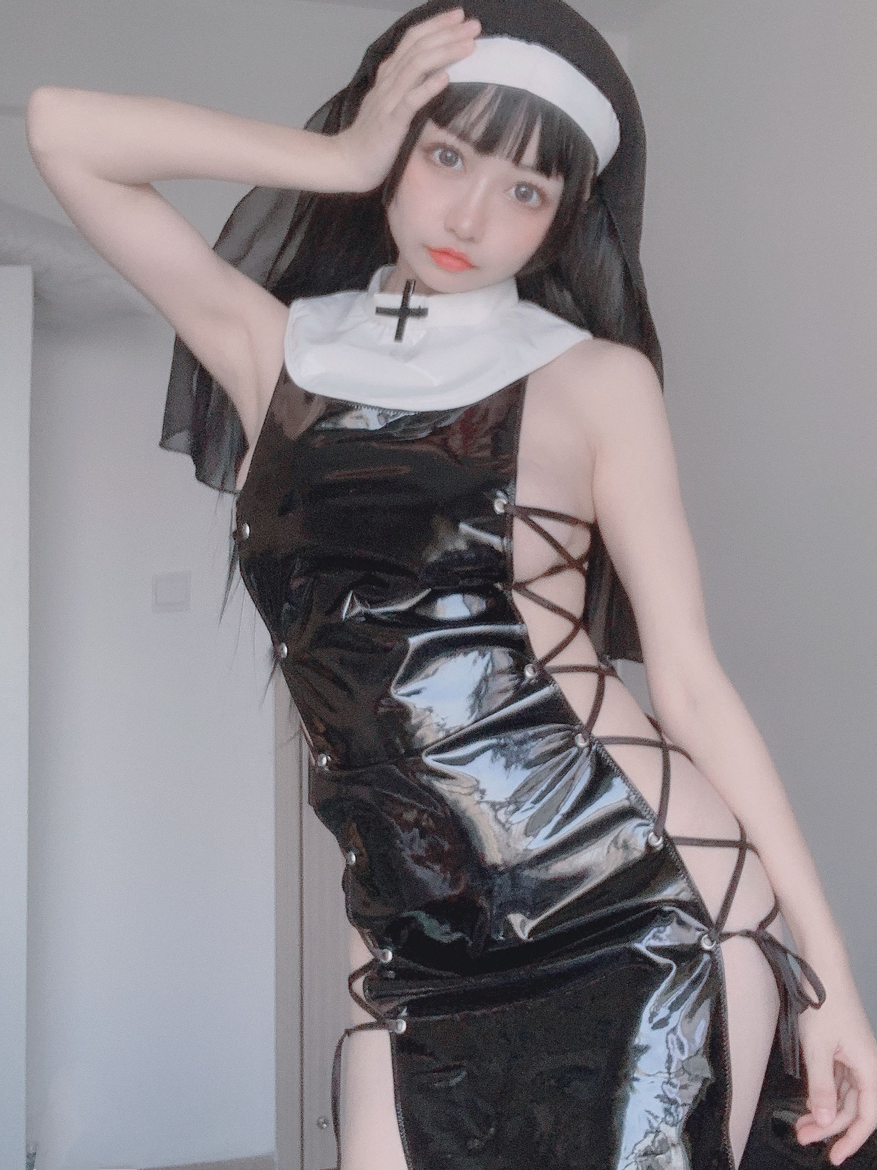 神本无尾_Aria – 修女 [10P] - 秀人网免费无水印在线套图写真