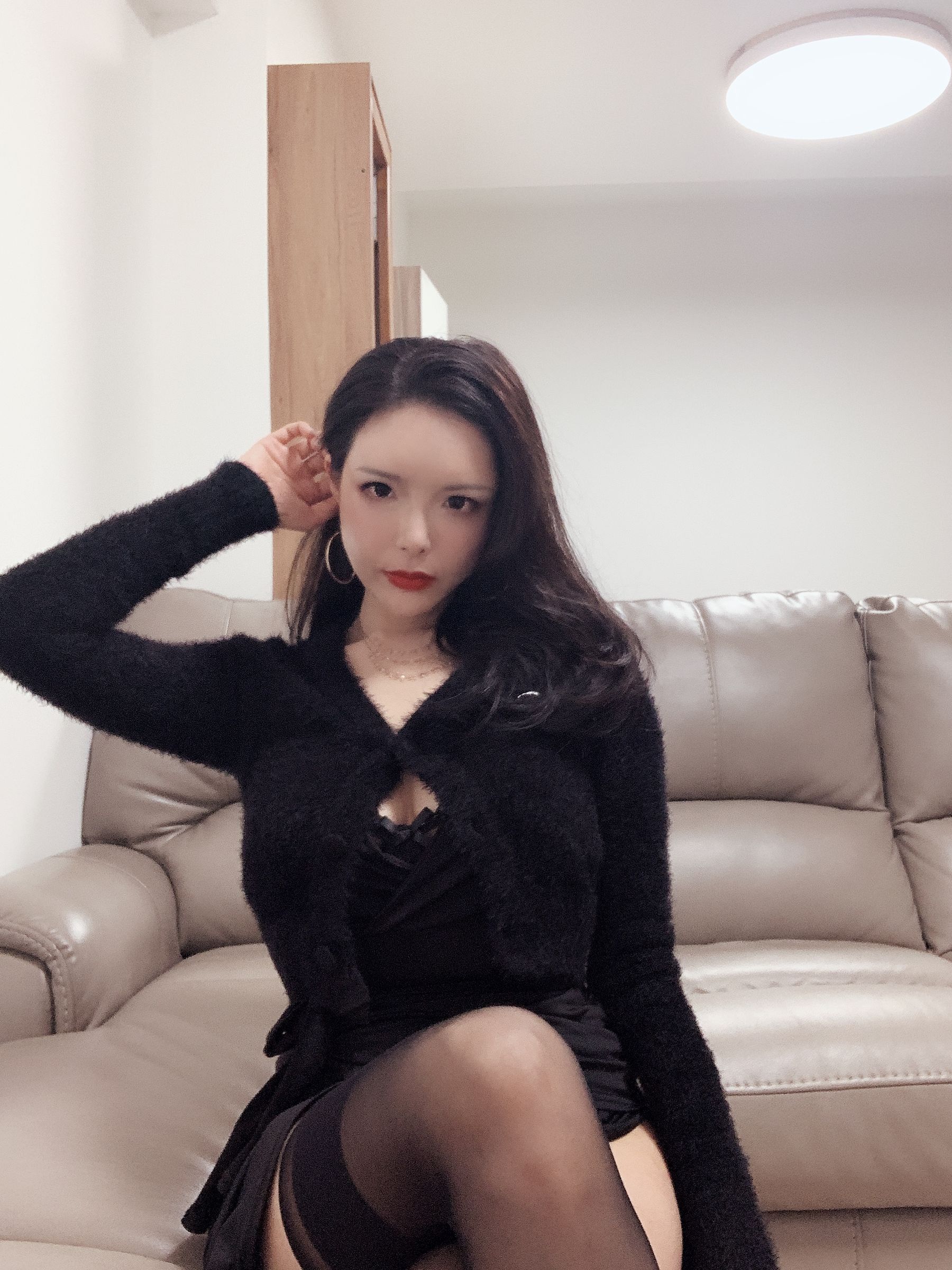 秋和柯基(夏小秋秋秋) – 小黑裙 [94P] - 秀人网免费无水印在线套图写真