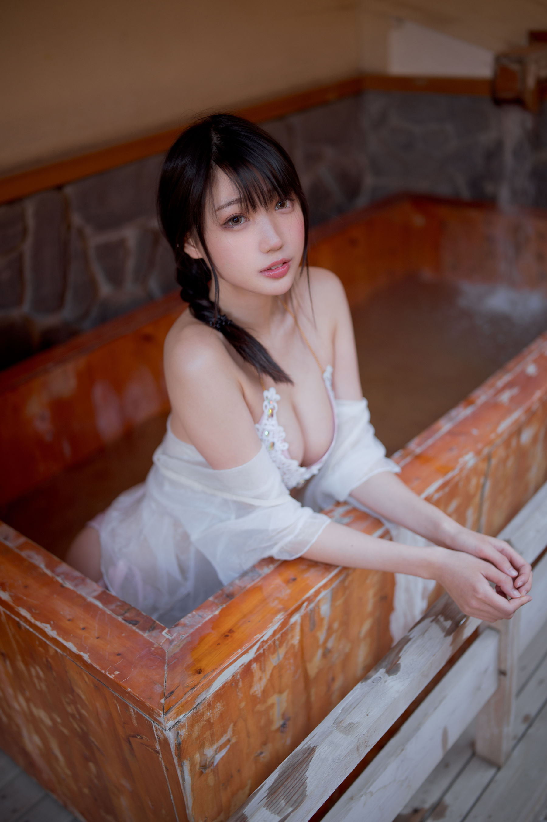 周叽是可爱兔兔 – 温泉女友 [28P] - 秀人网免费无水印在线套图写真