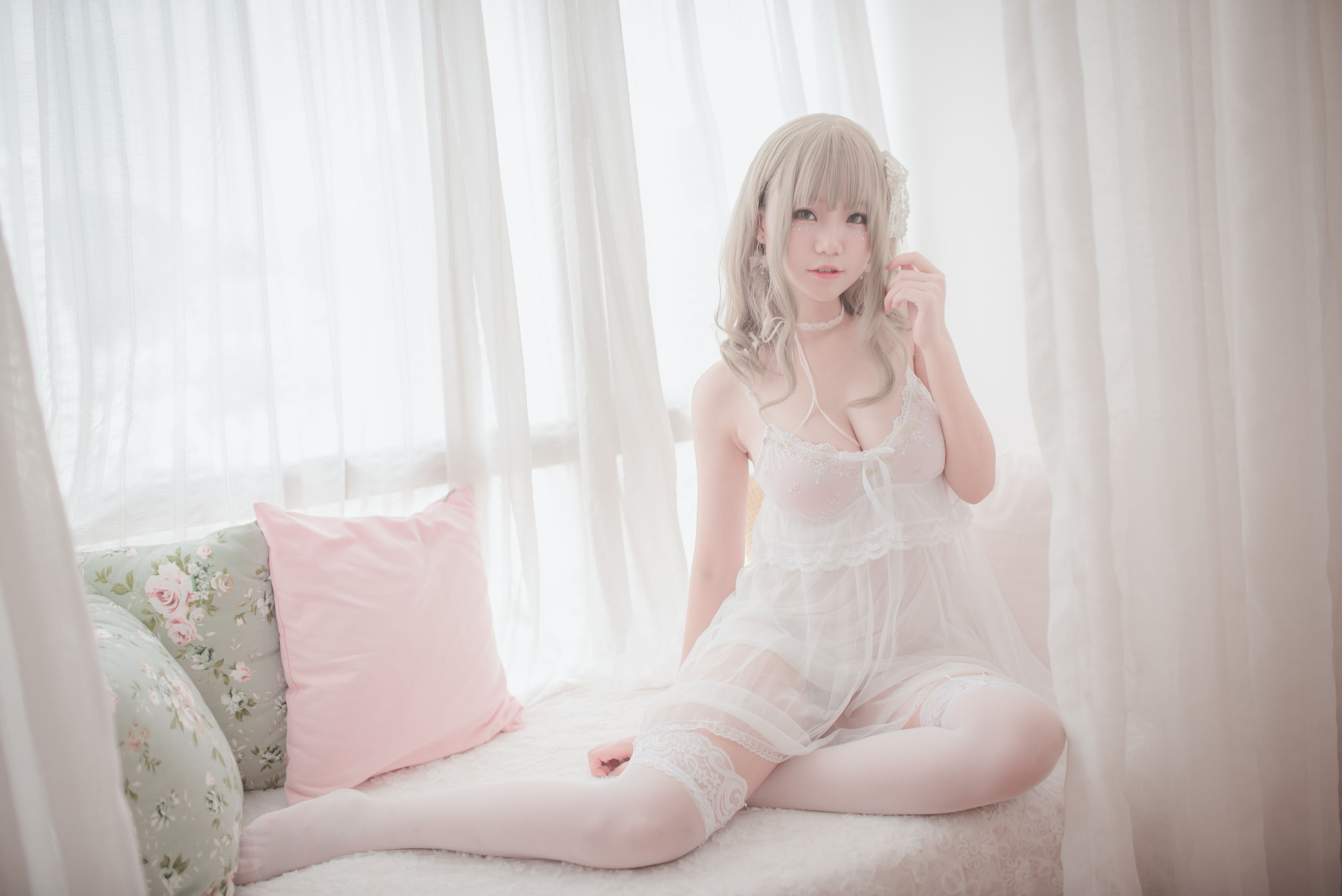 [萝莉COS] Yoko宅夏《白色丝质连衣裙》 [26P] - 秀人网免费无水印在线套图写真