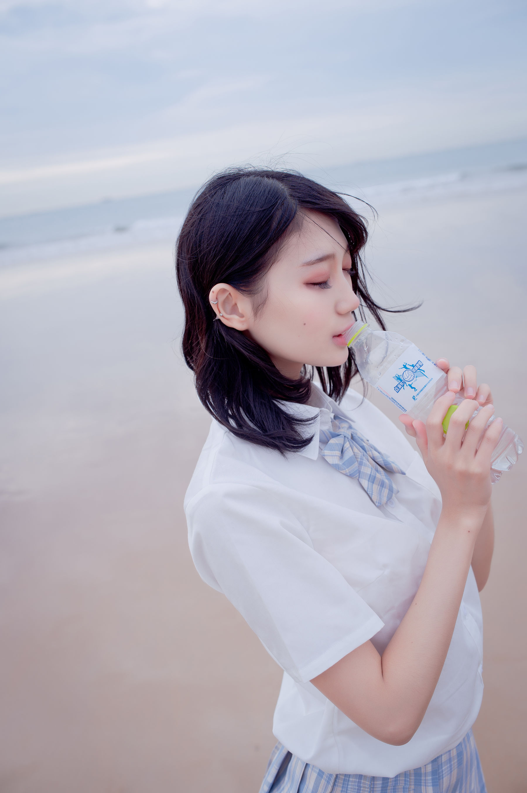 周叽是可爱兔兔 – 海边jk [35P] - 秀人网免费无水印在线套图写真