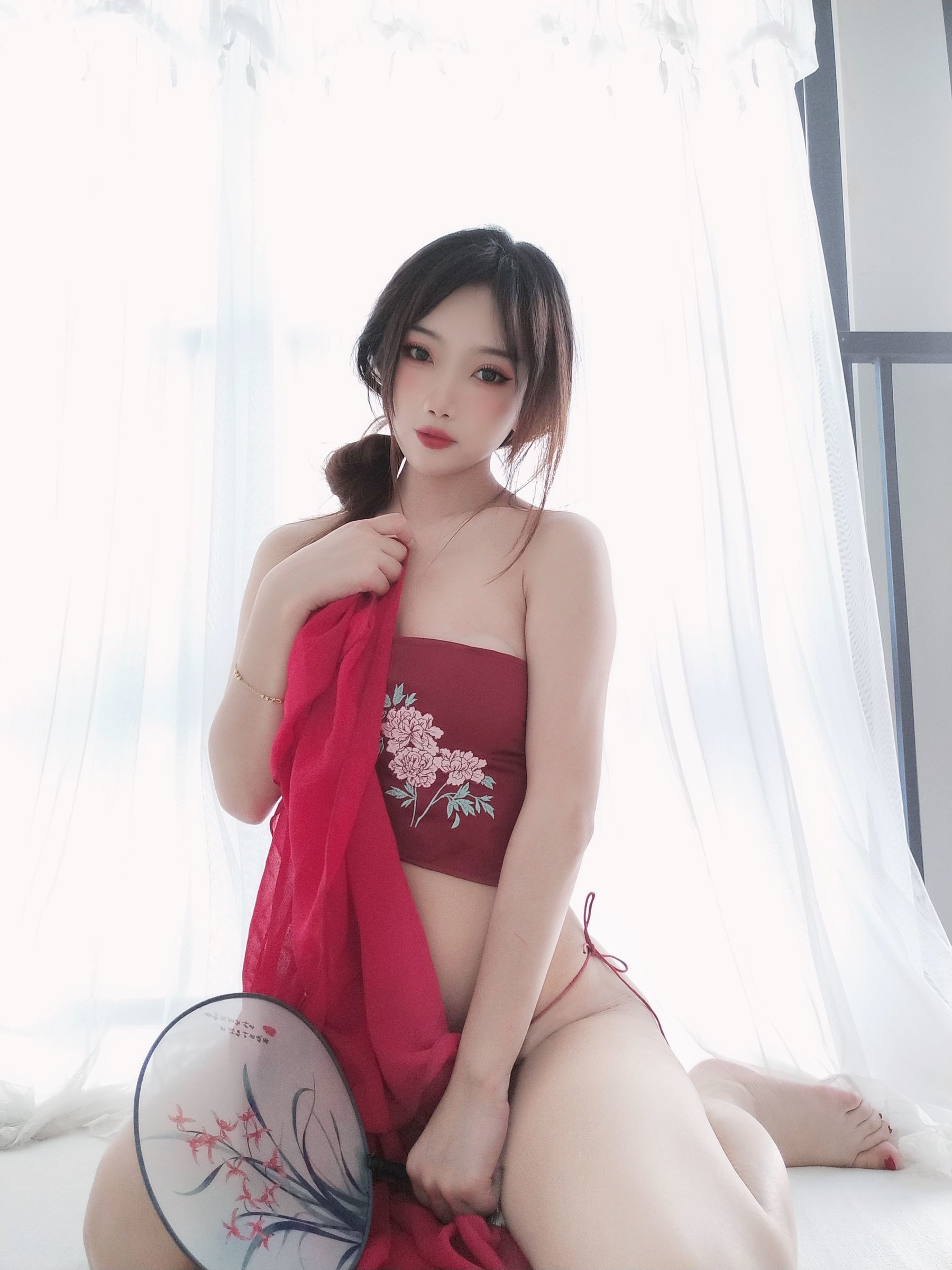 白嫩美少女鬼畜瑶 – 情趣红肚兜 [30P] - 秀人网免费无水印在线套图写真