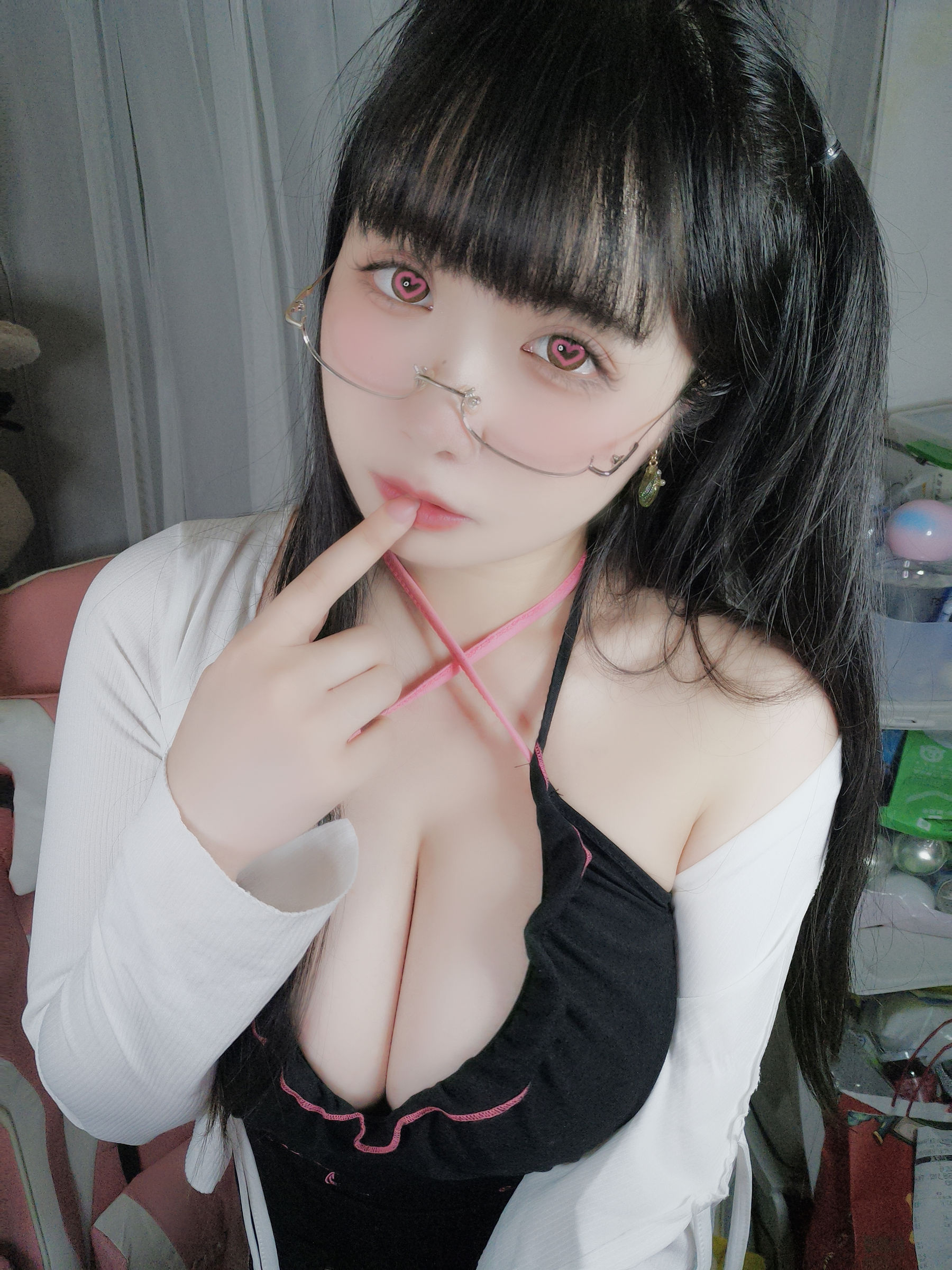 贞子蜜桃 – 心心眼 [10P] - 秀人网免费无水印在线套图写真