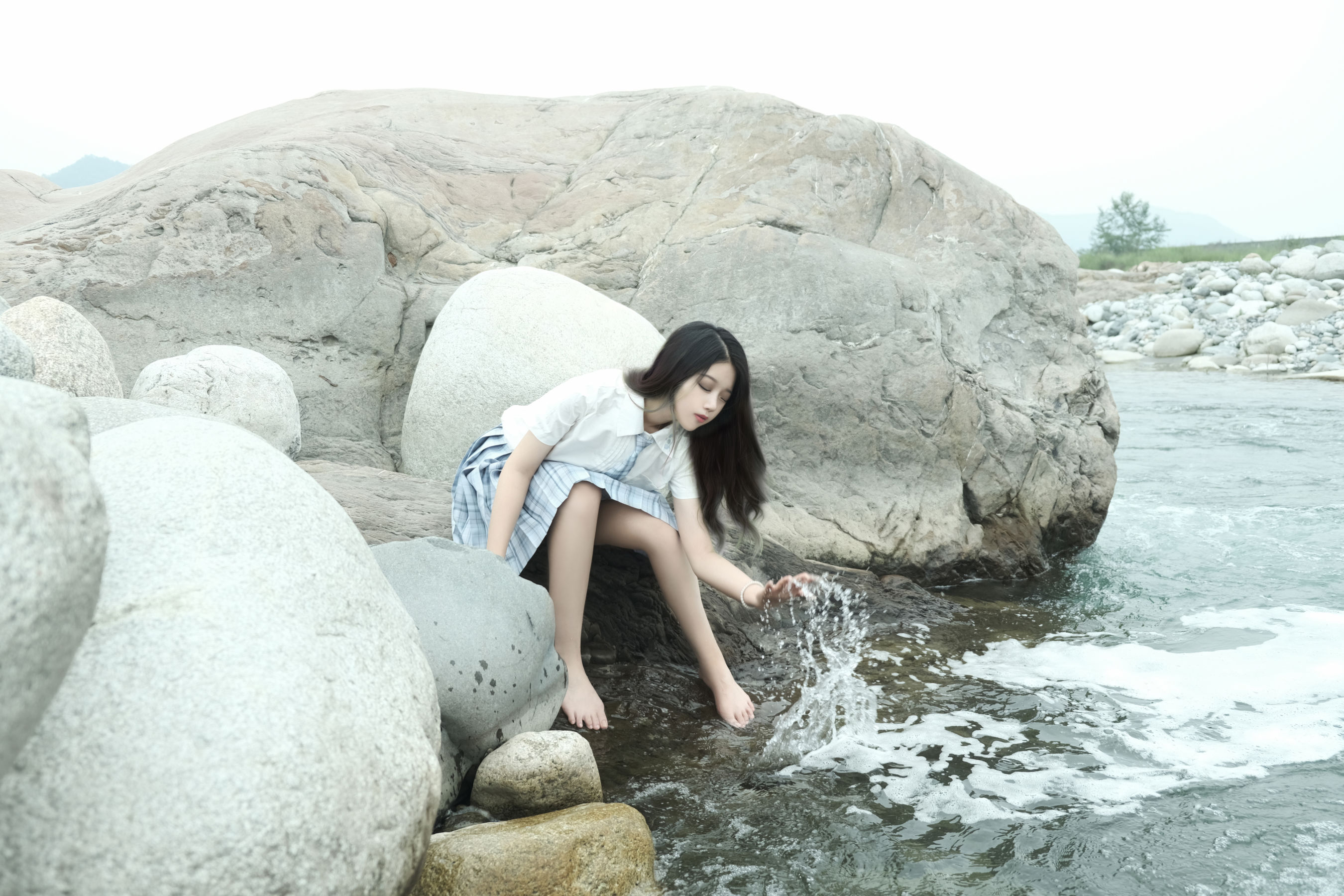 eloise软软 – 河边JK [34P] - 秀人网免费无水印在线套图写真