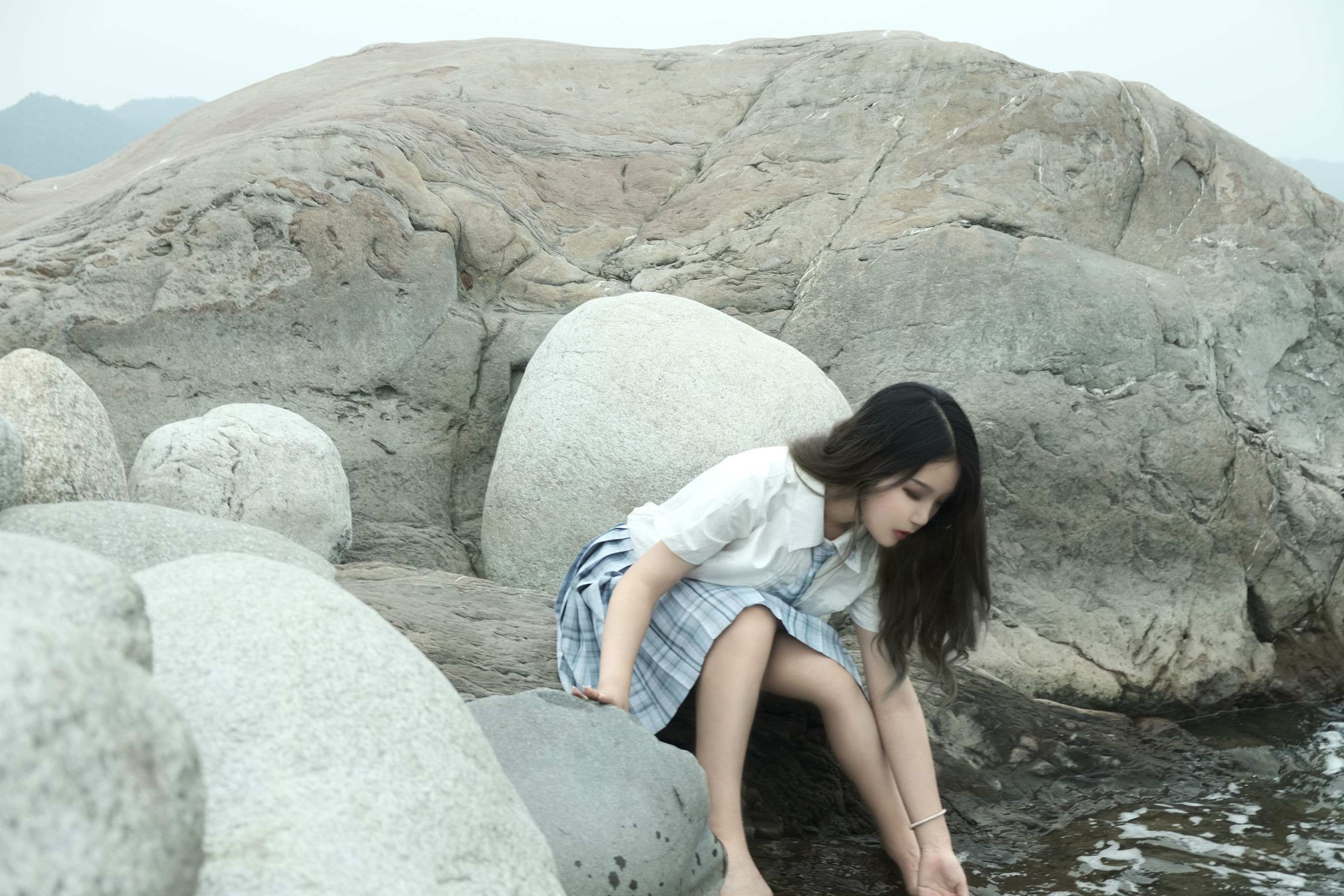 eloise软软 – 河边JK [34P] - 秀人网免费无水印在线套图写真