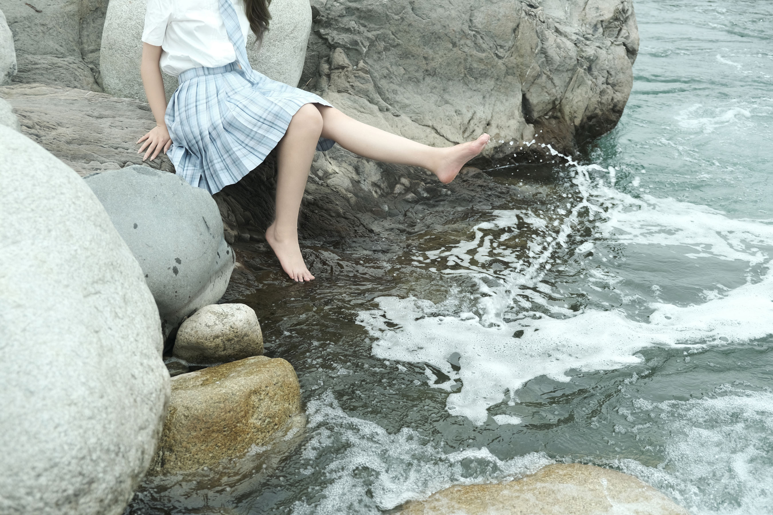 eloise软软 – 河边JK [34P] - 秀人网免费无水印在线套图写真