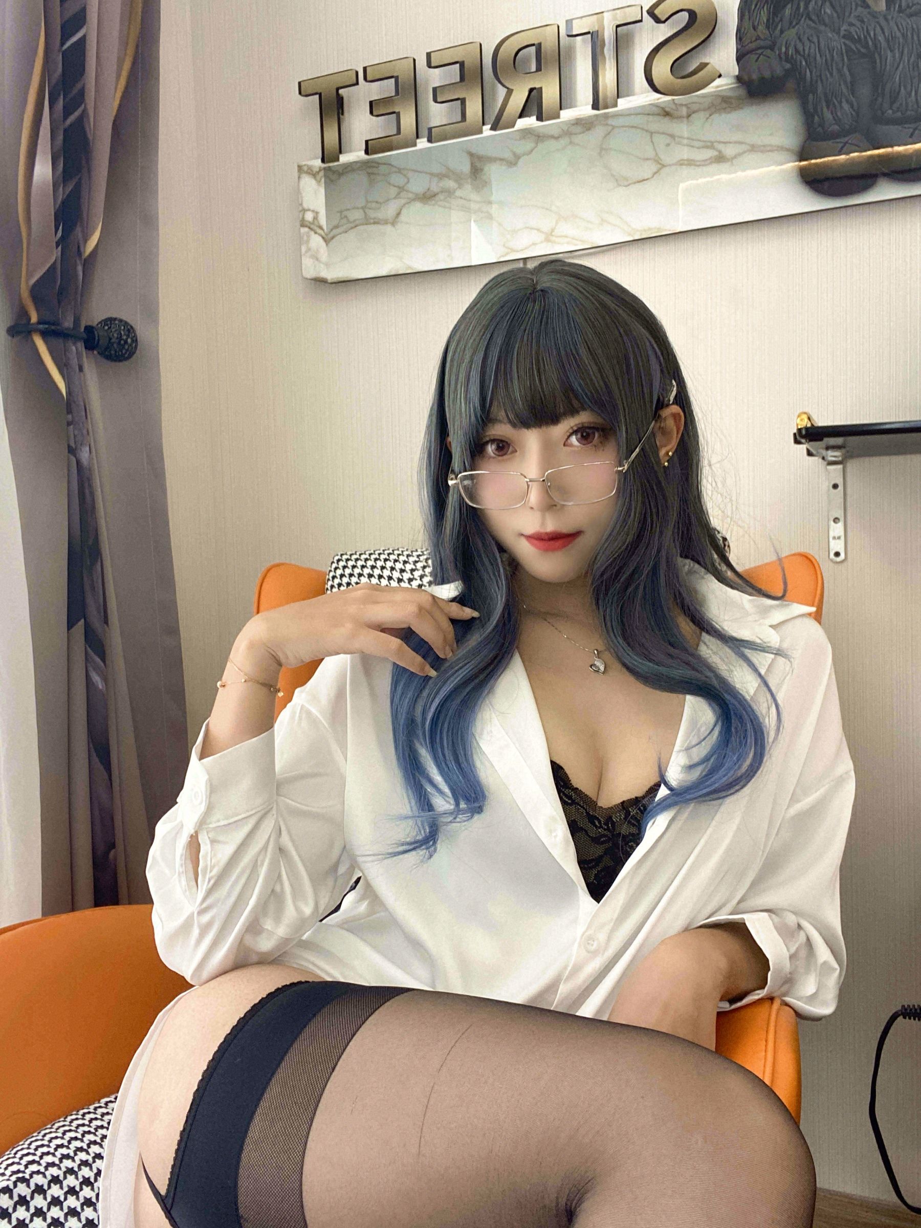 动漫博主Money冷冷 – 白衬衫 [84P] - 秀人网免费无水印在线套图写真