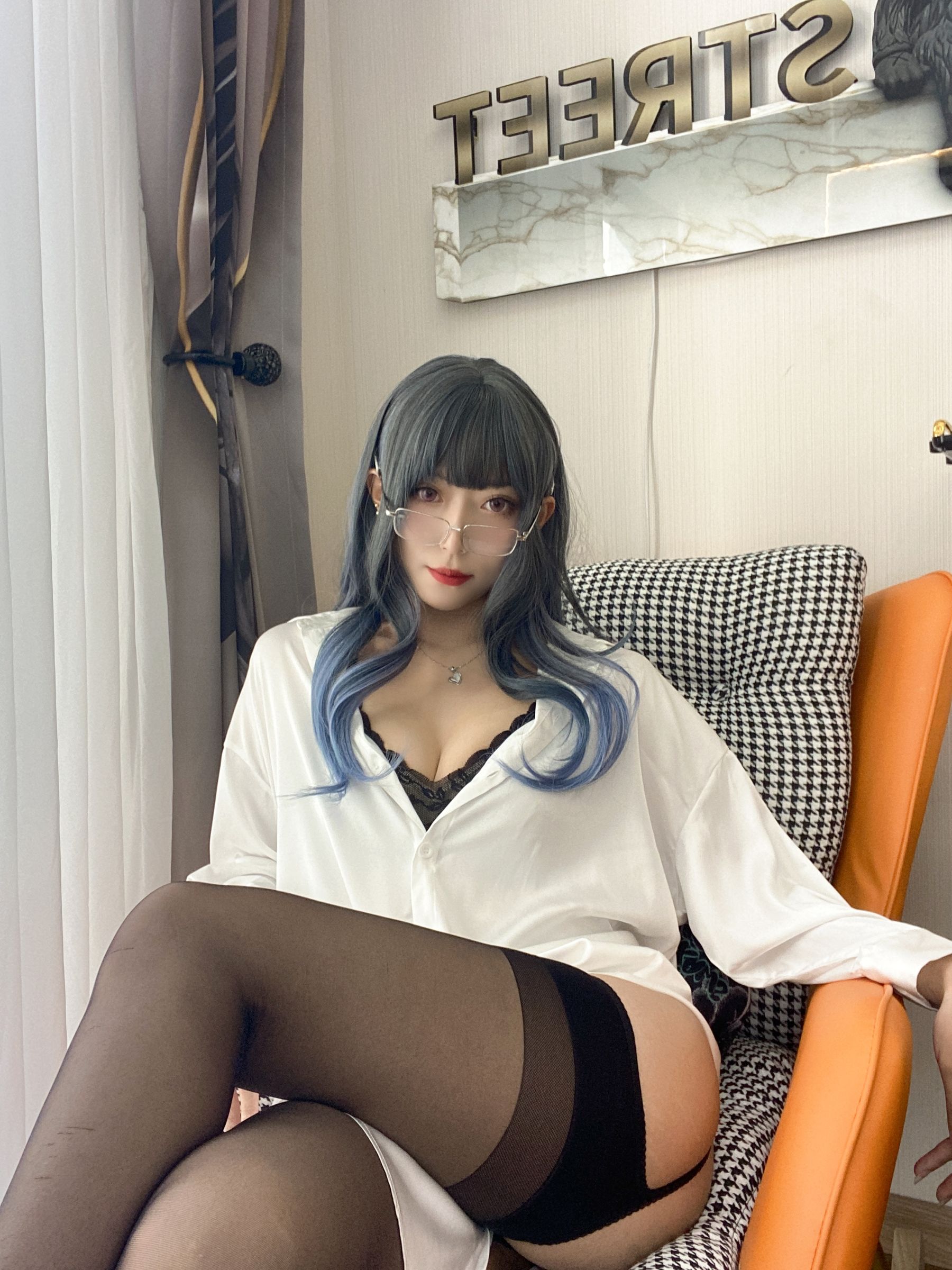 动漫博主Money冷冷 – 白衬衫 [84P] - 秀人网免费无水印在线套图写真