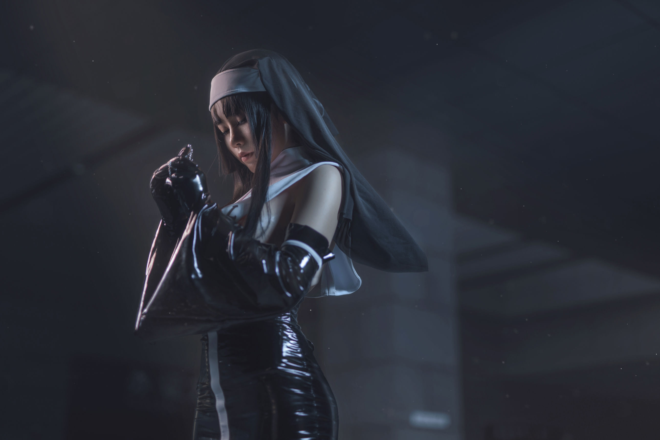 动漫博主uki雨季 – 修女黑胶衣 [12P] - 秀人网免费无水印在线套图写真