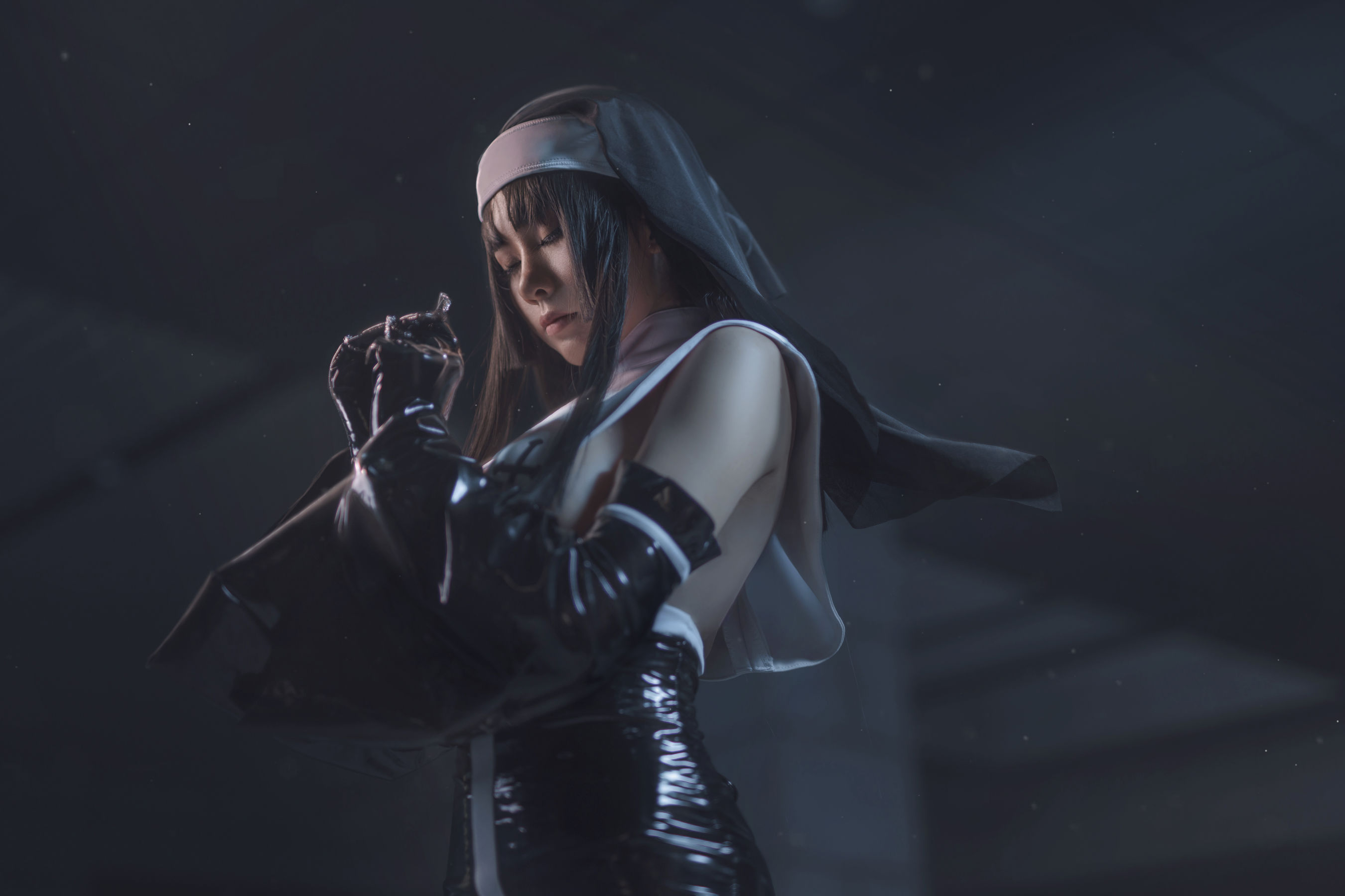 动漫博主uki雨季 – 修女黑胶衣 [12P] - 秀人网免费无水印在线套图写真