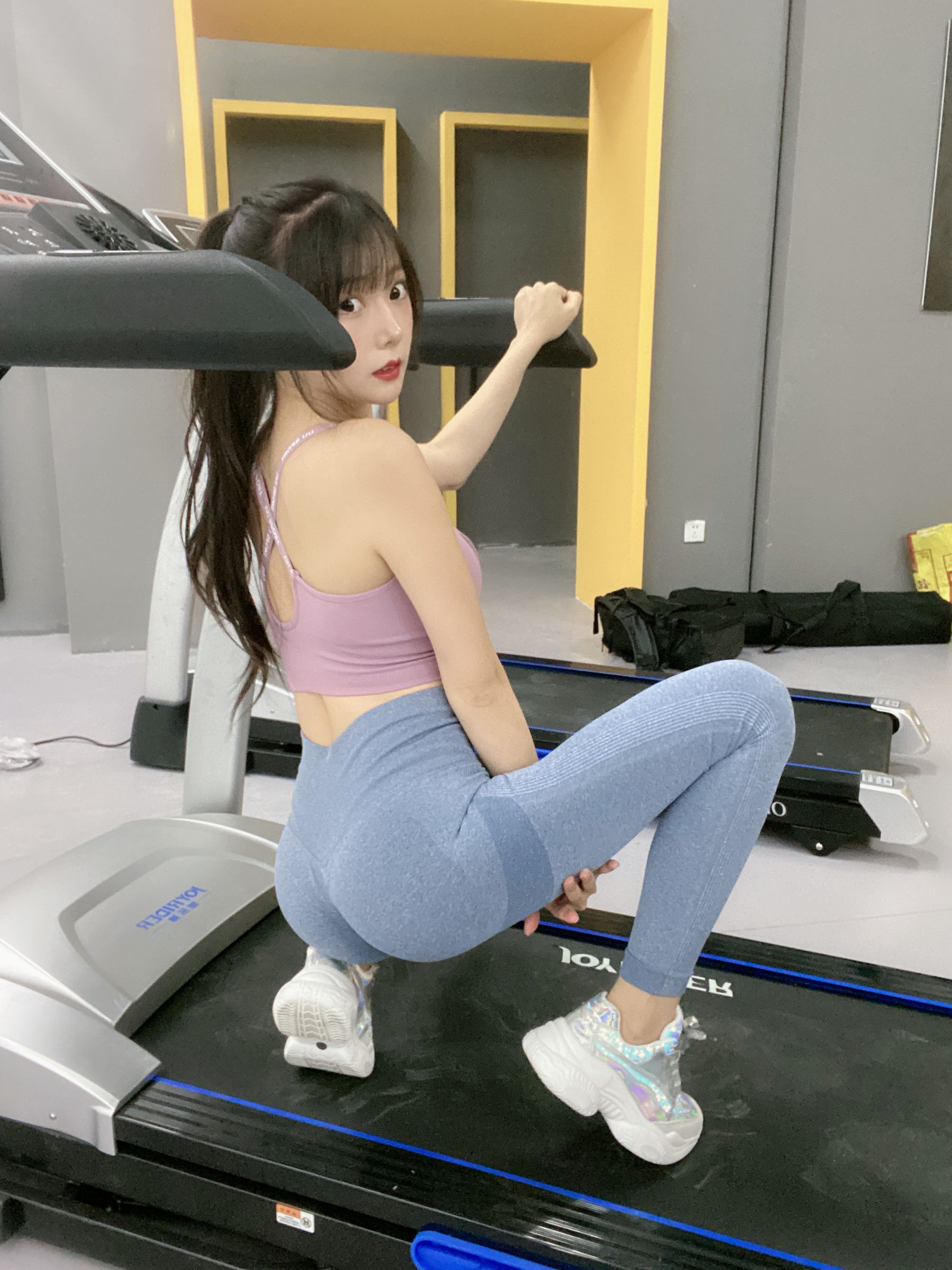 香草喵露露 – 小露乱撞 瑜伽服自拍 [32P] - 秀人网免费无水印在线套图写真