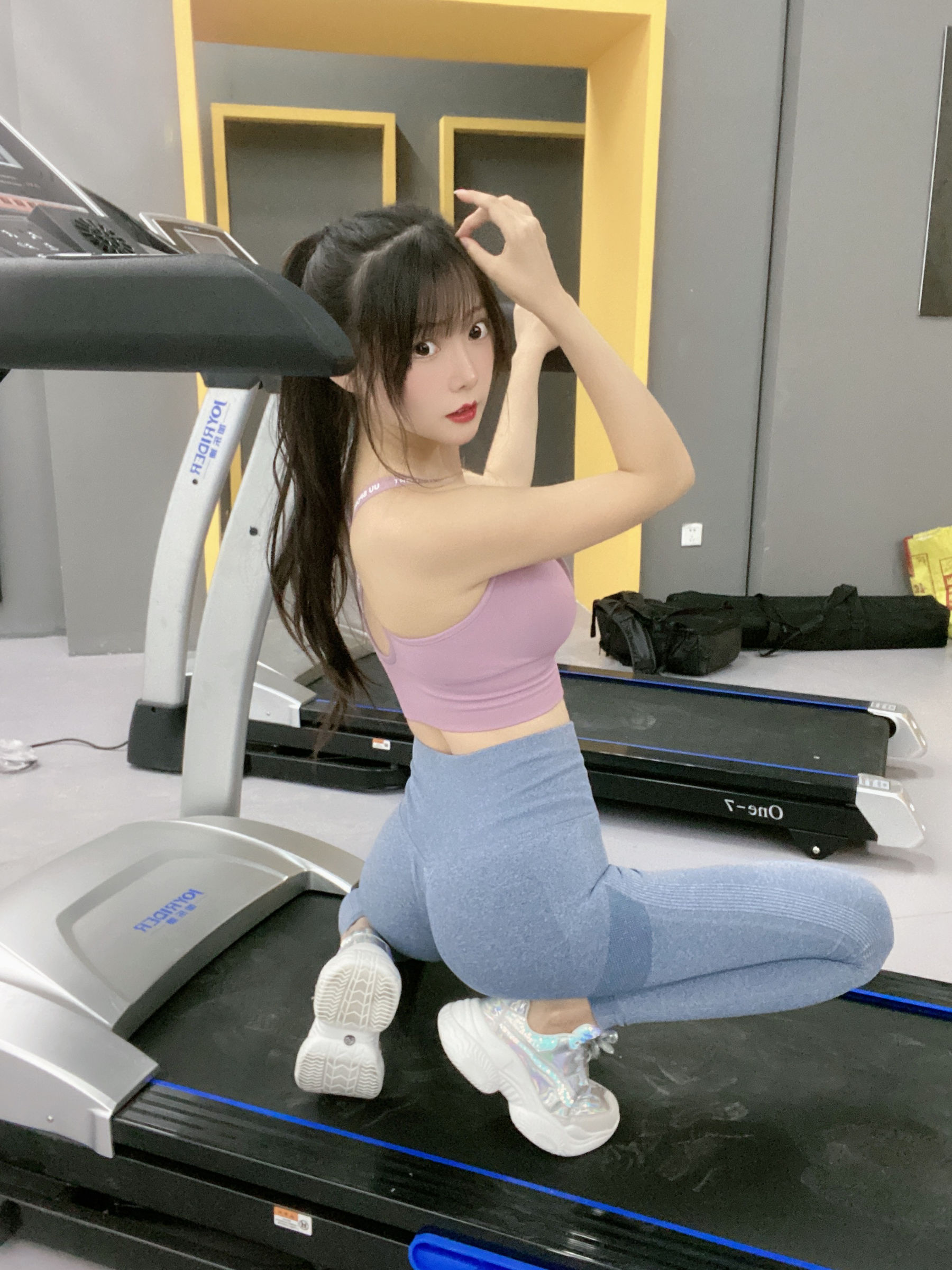 香草喵露露 – 小露乱撞 瑜伽服自拍 [32P] - 秀人网免费无水印在线套图写真