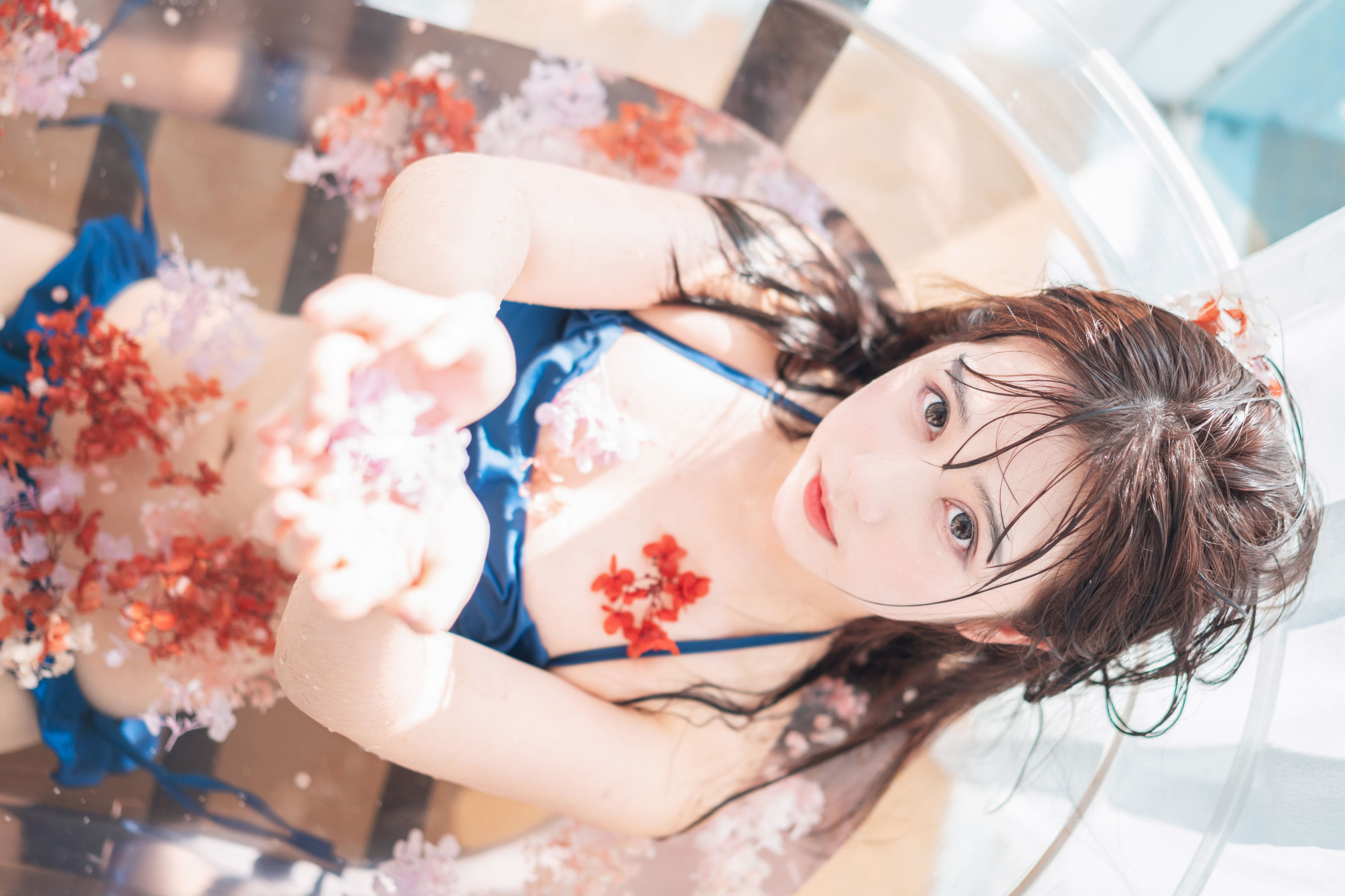 微博福利姬镜酱 私奔之泳衣 [61P] - 秀人网免费无水印在线套图写真