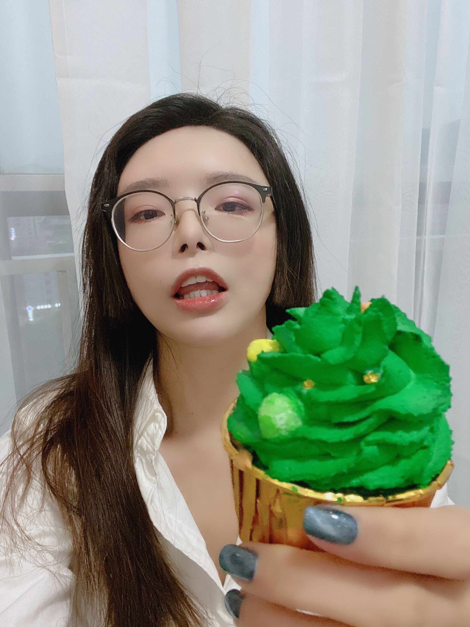 秋和柯基(夏小秋秋秋) – 圣诞自拍 [15P] - 秀人网免费无水印在线套图写真